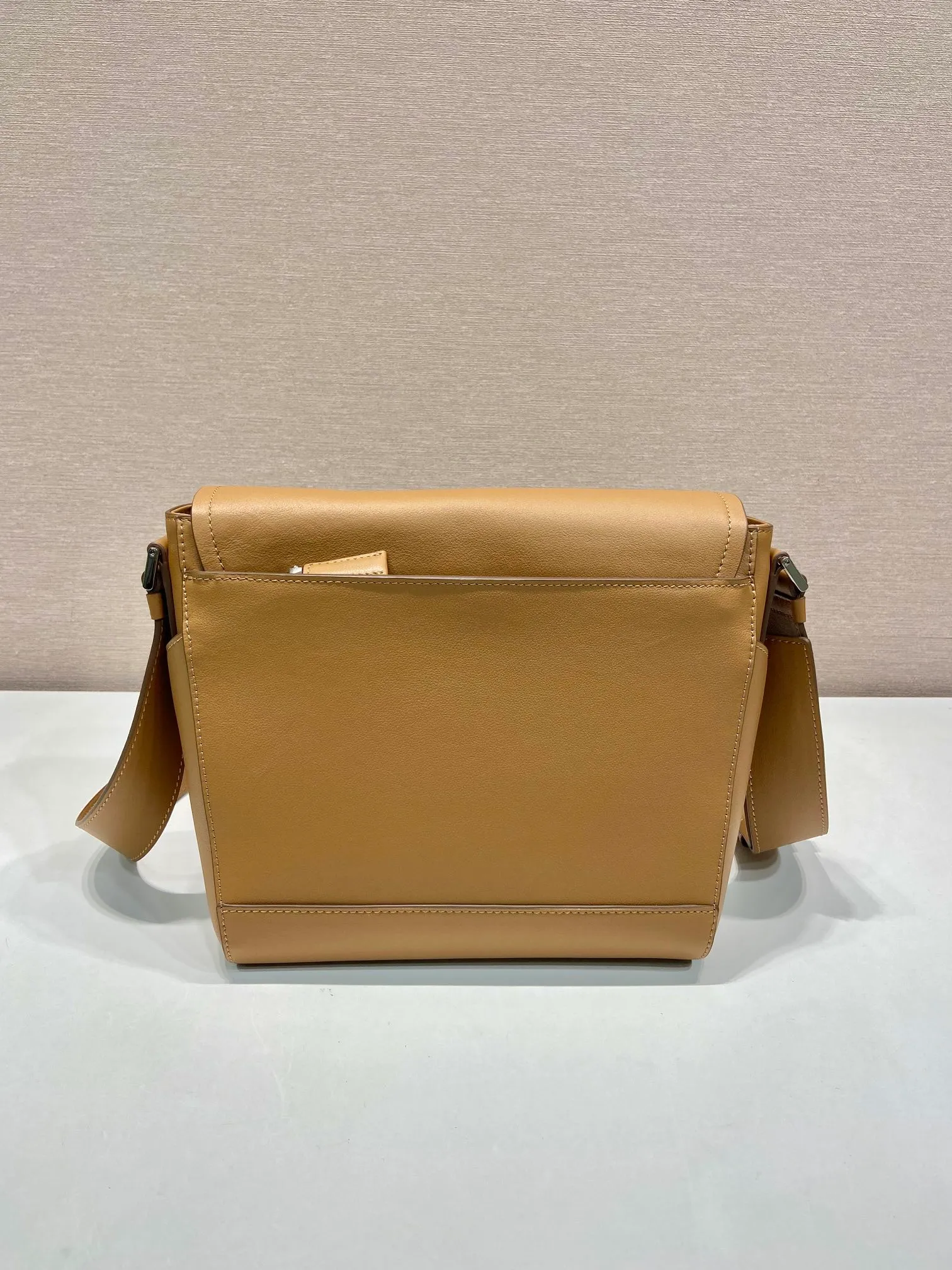 💰1720🎉New messenger bag🎉🎉2VD069🎉🎉 This leather shoulder bag is made of imported calfskin, showing a fashionable and casual style. Compact in a flap silhouette with adjustable shoulder straps, it's detailed with metal hardware and a monogrammed logo. Flip cover design, the upper body effect is very cool, babies, hurry up and get it🎉🎉 Length 22x Height 22x Bottom 12cm🎉🎉🎉👏👏👏