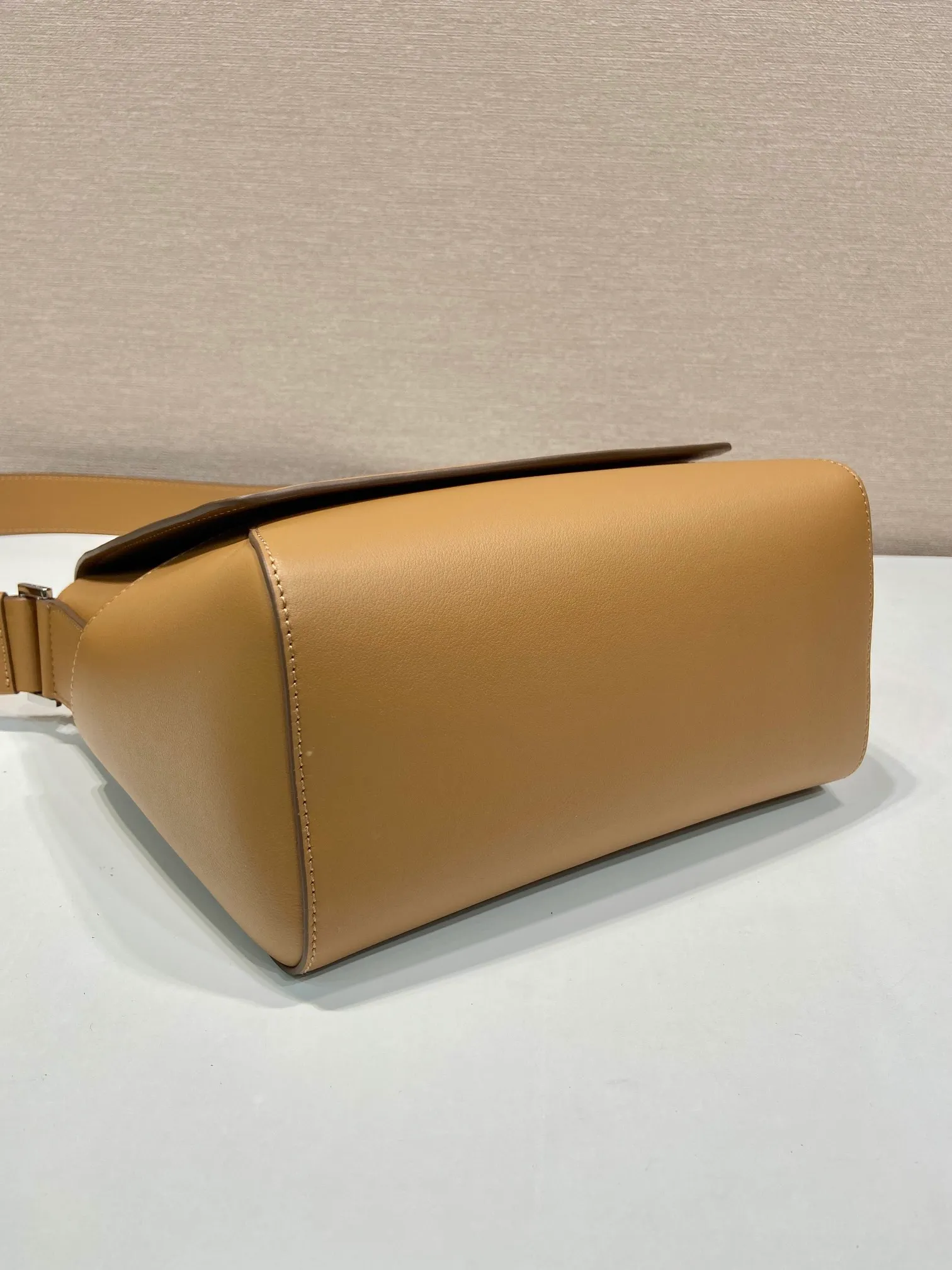 💰1720🎉New messenger bag🎉🎉2VD069🎉🎉 This leather shoulder bag is made of imported calfskin, showing a fashionable and casual style. Compact in a flap silhouette with adjustable shoulder straps, it's detailed with metal hardware and a monogrammed logo. Flip cover design, the upper body effect is very cool, babies, hurry up and get it🎉🎉 Length 22x Height 22x Bottom 12cm🎉🎉🎉👏👏👏