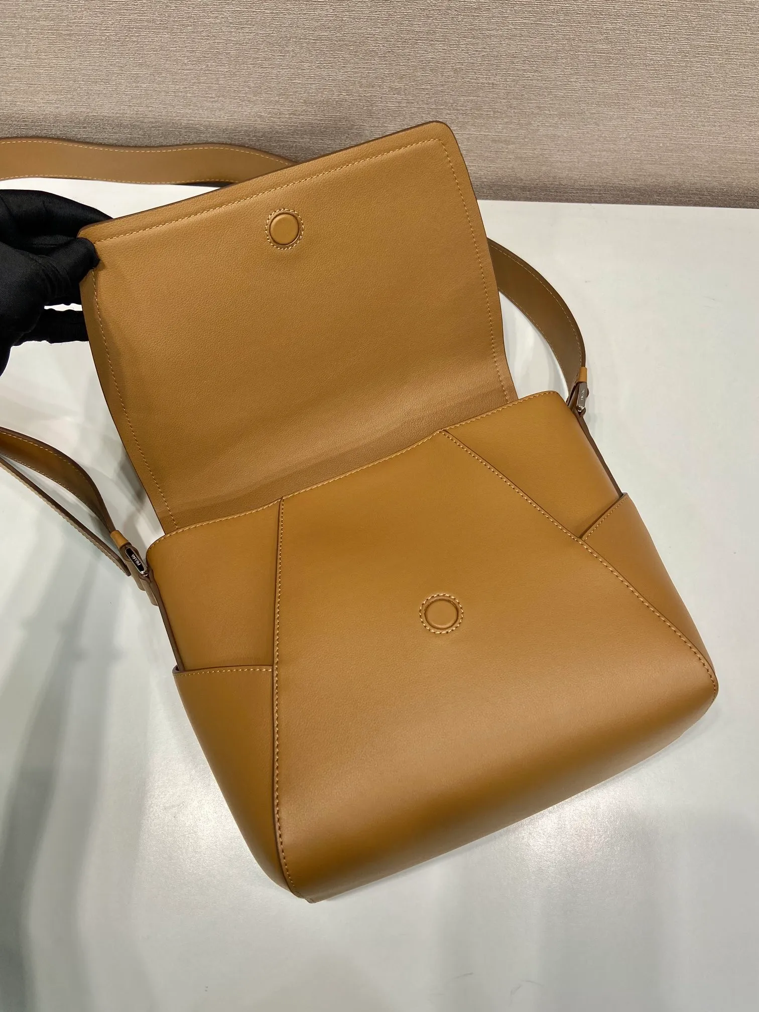 💰1720🎉New messenger bag🎉🎉2VD069🎉🎉 This leather shoulder bag is made of imported calfskin, showing a fashionable and casual style. Compact in a flap silhouette with adjustable shoulder straps, it's detailed with metal hardware and a monogrammed logo. Flip cover design, the upper body effect is very cool, babies, hurry up and get it🎉🎉 Length 22x Height 22x Bottom 12cm🎉🎉🎉👏👏👏