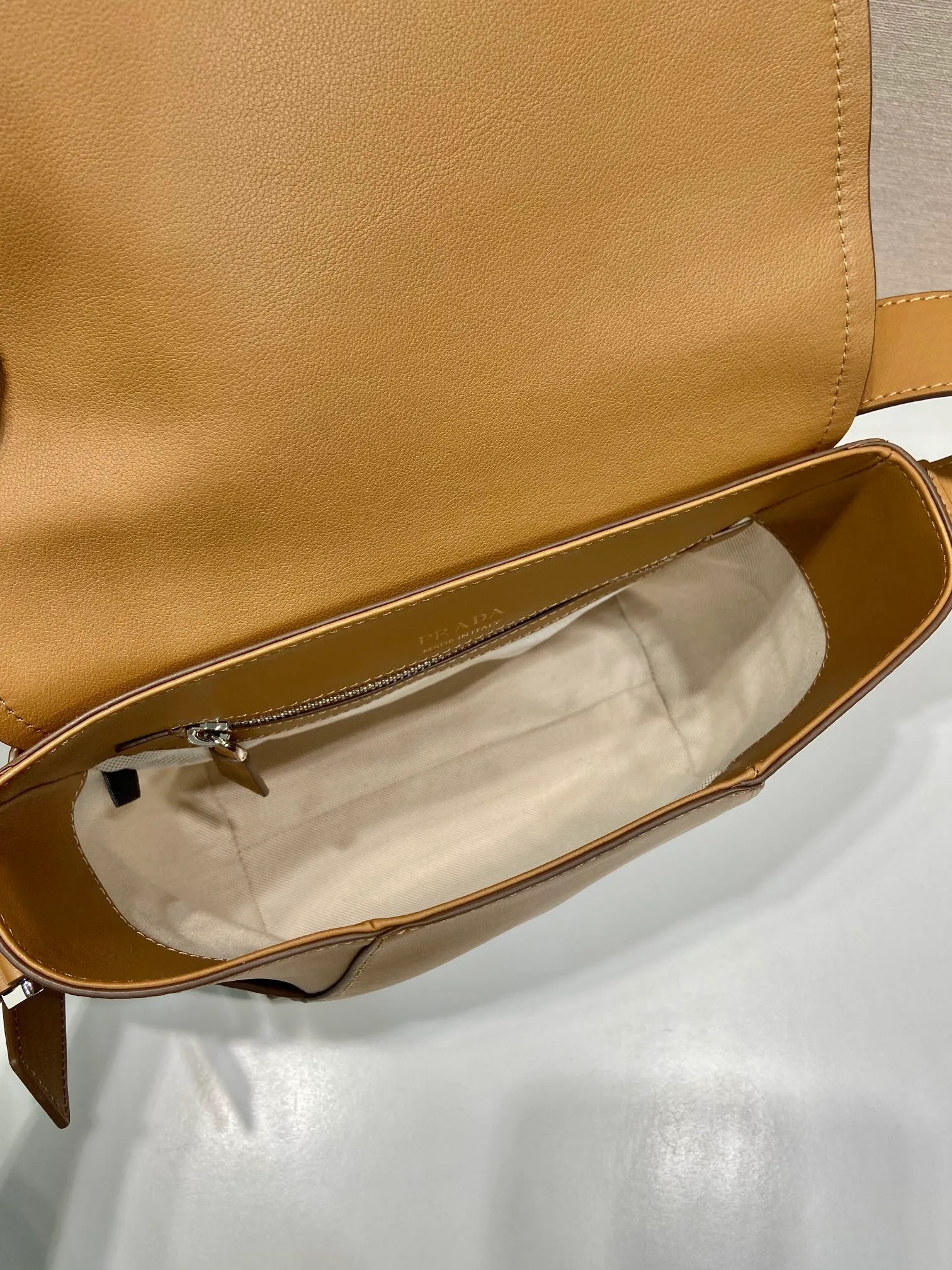 💰1720🎉New messenger bag🎉🎉2VD069🎉🎉 This leather shoulder bag is made of imported calfskin, showing a fashionable and casual style. Compact in a flap silhouette with adjustable shoulder straps, it's detailed with metal hardware and a monogrammed logo. Flip cover design, the upper body effect is very cool, babies, hurry up and get it🎉🎉 Length 22x Height 22x Bottom 12cm🎉🎉🎉👏👏👏
