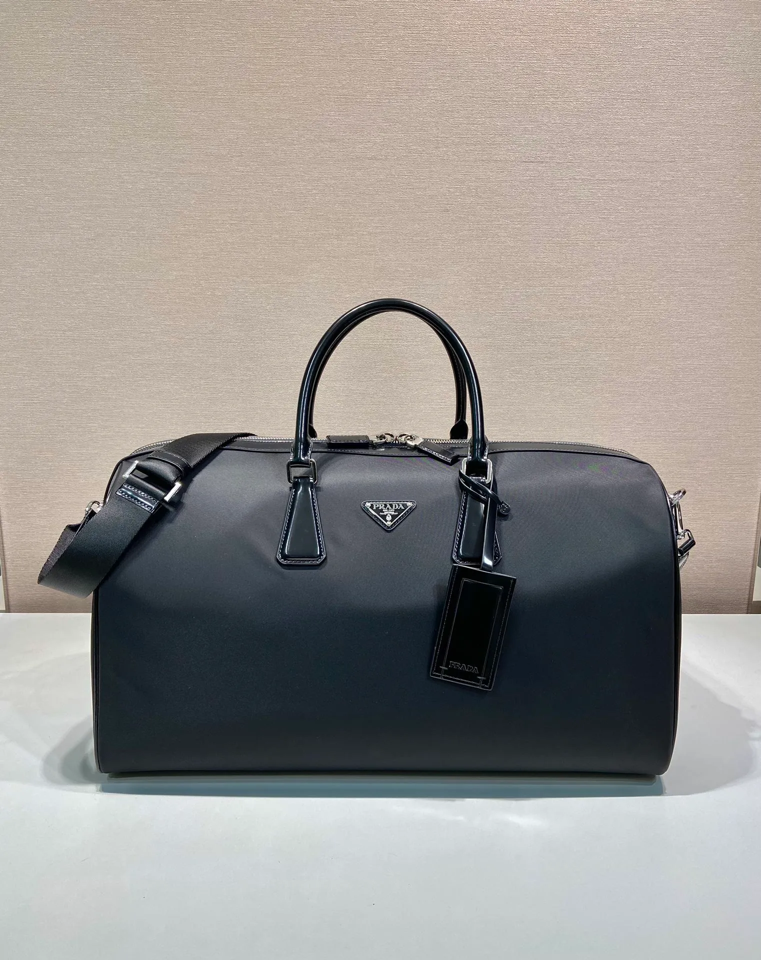 💰1520🎉New travel bag🎉2VC018🎉🎉 This travel bag is made of innovative regenerated nylon fabric Re-Nylon, with exquisite glossy leather details. Two interior pockets provide ample storage space, and are paired with elegant leather handles and a detachable shoulder strap. Convenient and elegant, the enameled triangular metal logo highlights the brand's classic features. Large space/simple and elegant/fashionable, hurry up and get it🎉🎉 Length 50x Height 27.5x Bottom 25cm🎉🎉🎉💰💰💰