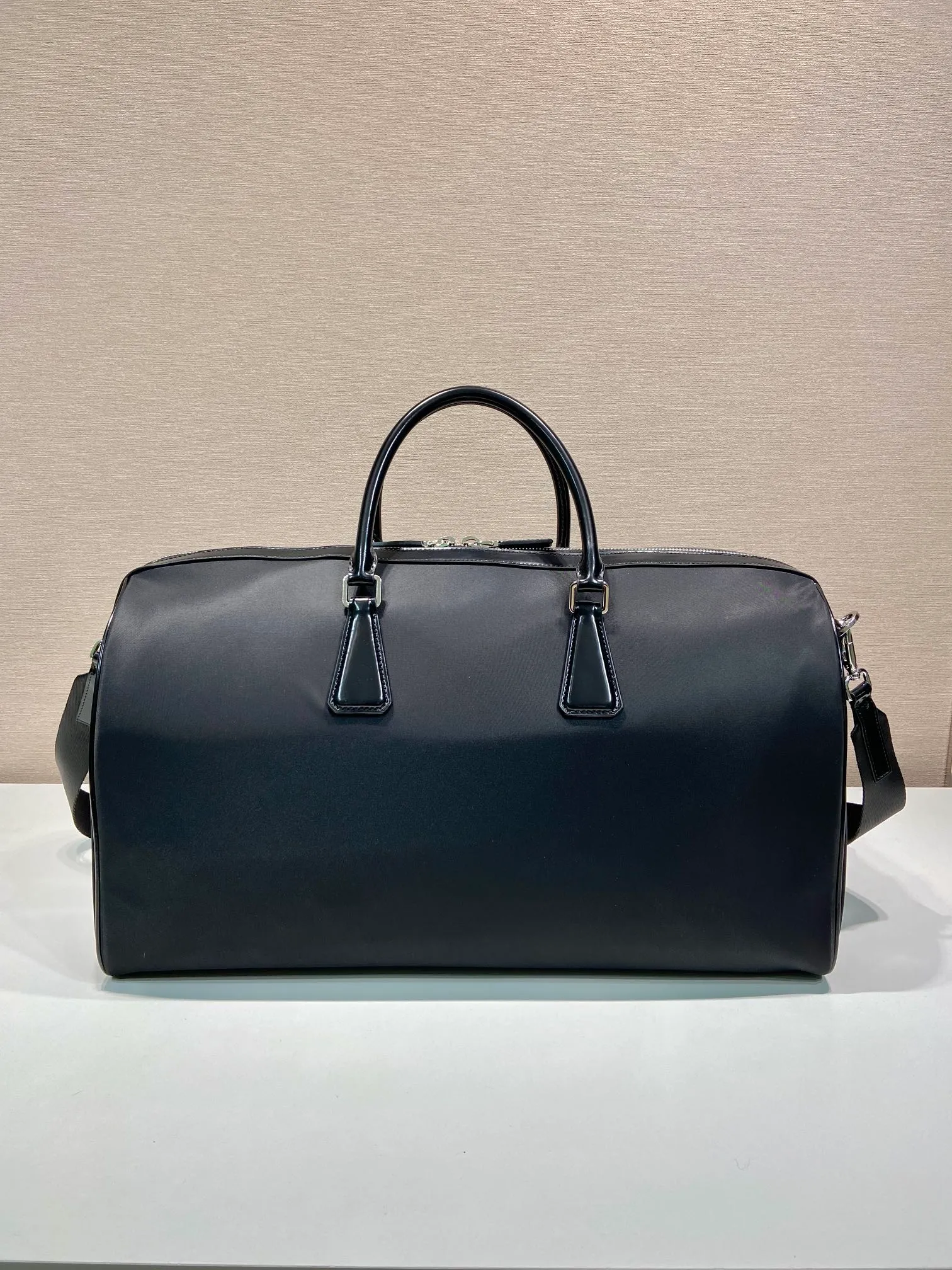 💰1520🎉New travel bag🎉2VC018🎉🎉 This travel bag is made of innovative regenerated nylon fabric Re-Nylon, with exquisite glossy leather details. Two interior pockets provide ample storage space, and are paired with elegant leather handles and a detachable shoulder strap. Convenient and elegant, the enameled triangular metal logo highlights the brand's classic features. Large space/simple and elegant/fashionable, hurry up and get it🎉🎉 Length 50x Height 27.5x Bottom 25cm🎉🎉🎉💰💰💰