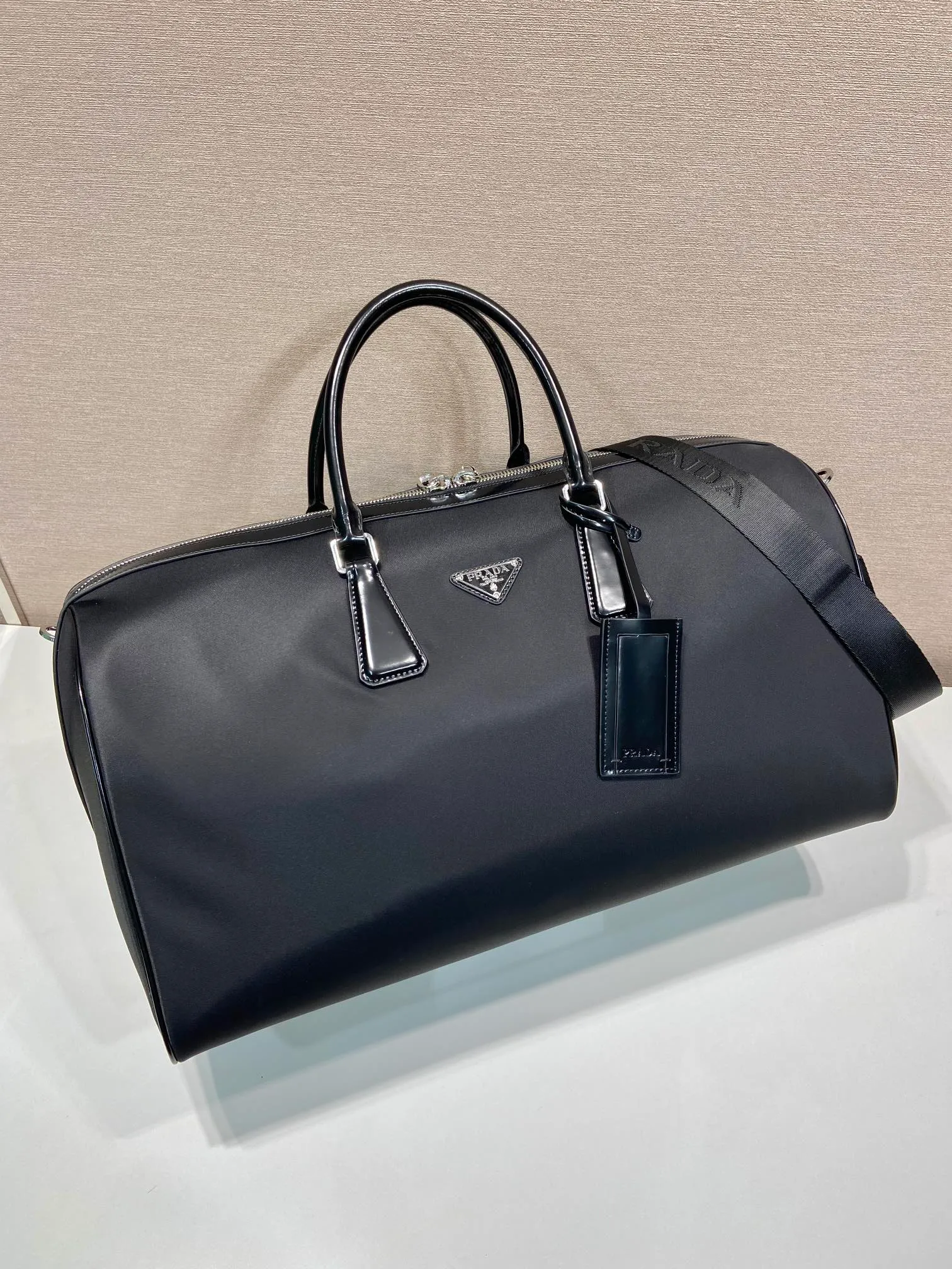 💰1520🎉New travel bag🎉2VC018🎉🎉 This travel bag is made of innovative regenerated nylon fabric Re-Nylon, with exquisite glossy leather details. Two interior pockets provide ample storage space, and are paired with elegant leather handles and a detachable shoulder strap. Convenient and elegant, the enameled triangular metal logo highlights the brand's classic features. Large space/simple and elegant/fashionable, hurry up and get it🎉🎉 Length 50x Height 27.5x Bottom 25cm🎉🎉🎉💰💰💰