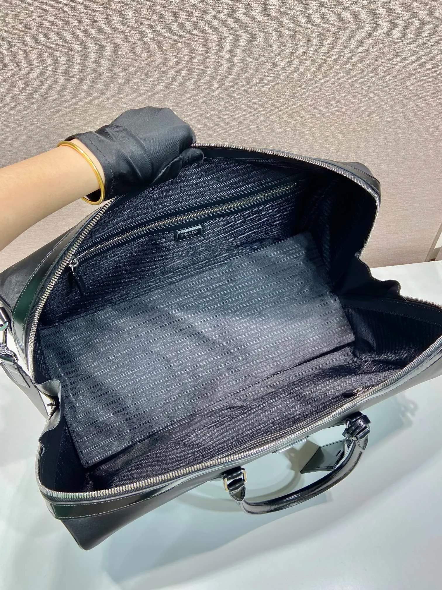 💰1520🎉New travel bag🎉2VC018🎉🎉 This travel bag is made of innovative regenerated nylon fabric Re-Nylon, with exquisite glossy leather details. Two interior pockets provide ample storage space, and are paired with elegant leather handles and a detachable shoulder strap. Convenient and elegant, the enameled triangular metal logo highlights the brand's classic features. Large space/simple and elegant/fashionable, hurry up and get it🎉🎉 Length 50x Height 27.5x Bottom 25cm🎉🎉🎉💰💰💰