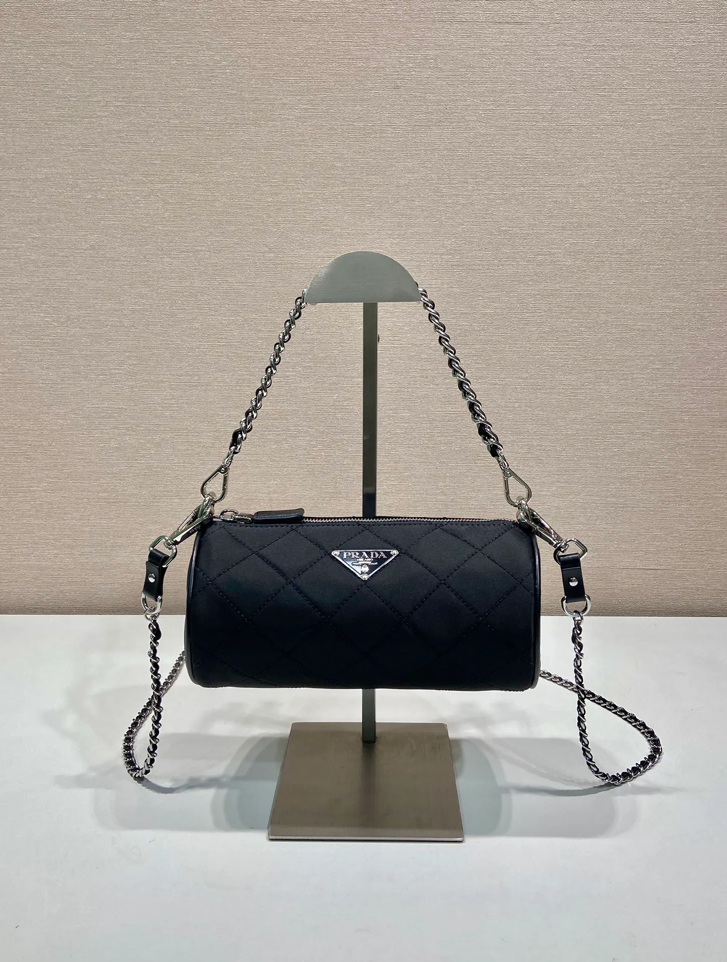 💰920🎉Embroidered Check Hobo🎉1NE546 Pillow Bag🎉🎉 This pillow bag is made of Re-Nylon, which embodies a simple and elegant design. It is equipped with 2 long/short chains, which can be carried by hand or crossbody, with same-color sewing grid lines, and an enamel-coated triangle metal logo. Large capacity space, the upper body effect must be light and practical🎉🎉 Length 22x Height 10.5x Bottom 10.5cm🎉🎉🎉👏👏👏