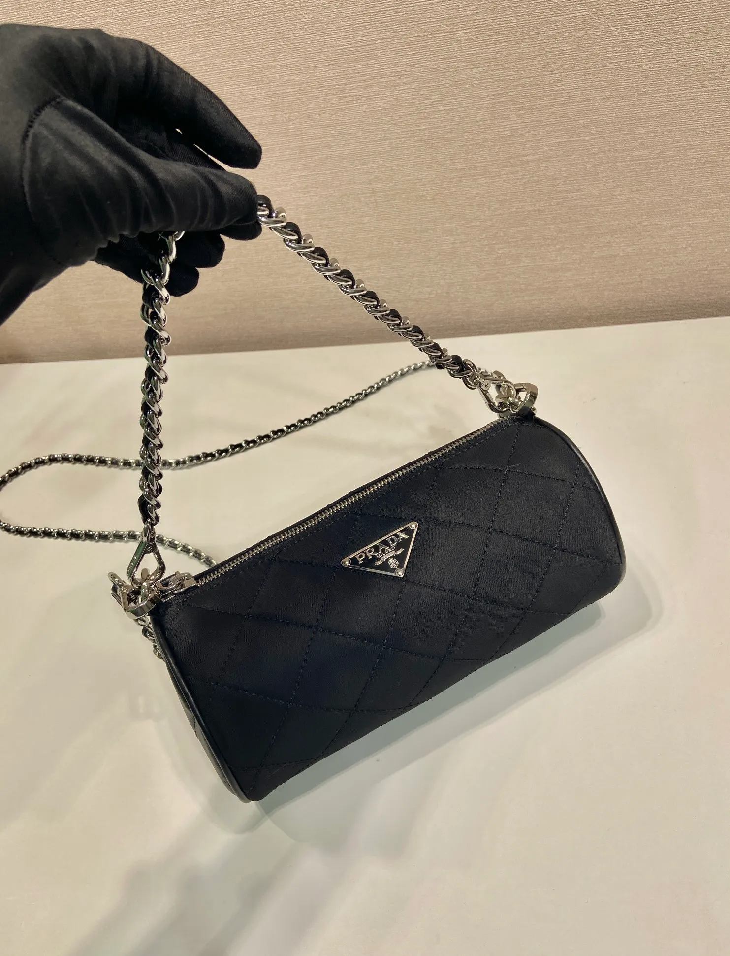 💰920🎉Embroidered Check Hobo🎉1NE546 Pillow Bag🎉🎉 This pillow bag is made of Re-Nylon, which embodies a simple and elegant design. It is equipped with 2 long/short chains, which can be carried by hand or crossbody, with same-color sewing grid lines, and an enamel-coated triangle metal logo. Large capacity space, the upper body effect must be light and practical🎉🎉 Length 22x Height 10.5x Bottom 10.5cm🎉🎉🎉👏👏👏