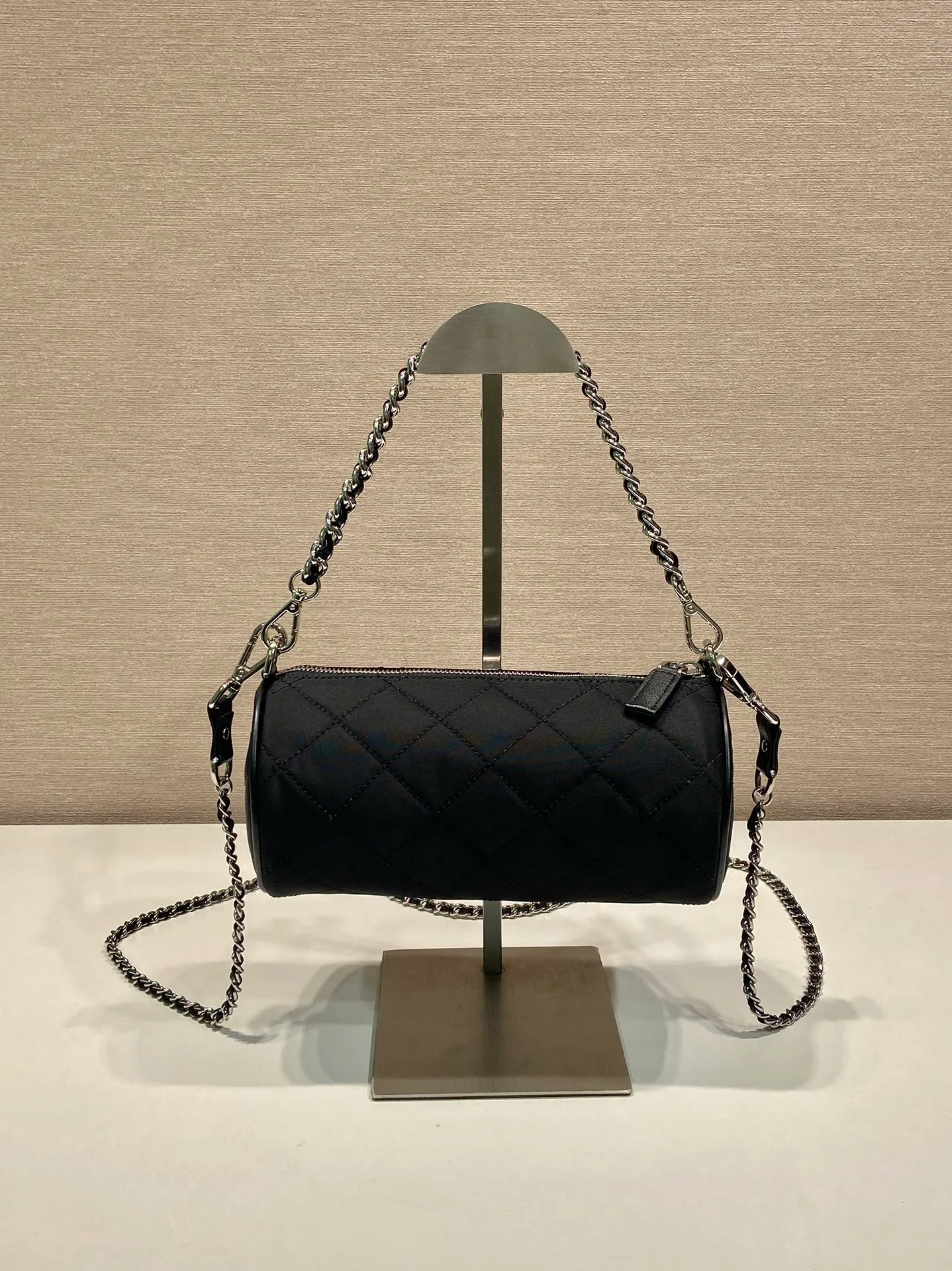 💰920🎉Embroidered Check Hobo🎉1NE546 Pillow Bag🎉🎉 This pillow bag is made of Re-Nylon, which embodies a simple and elegant design. It is equipped with 2 long/short chains, which can be carried by hand or crossbody, with same-color sewing grid lines, and an enamel-coated triangle metal logo. Large capacity space, the upper body effect must be light and practical🎉🎉 Length 22x Height 10.5x Bottom 10.5cm🎉🎉🎉👏👏👏