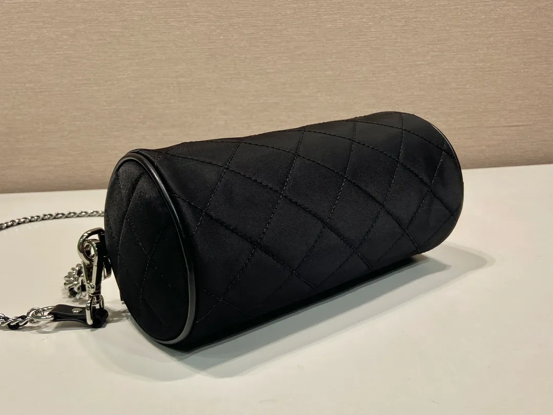 💰920🎉Embroidered Check Hobo🎉1NE546 Pillow Bag🎉🎉 This pillow bag is made of Re-Nylon, which embodies a simple and elegant design. It is equipped with 2 long/short chains, which can be carried by hand or crossbody, with same-color sewing grid lines, and an enamel-coated triangle metal logo. Large capacity space, the upper body effect must be light and practical🎉🎉 Length 22x Height 10.5x Bottom 10.5cm🎉🎉🎉👏👏👏
