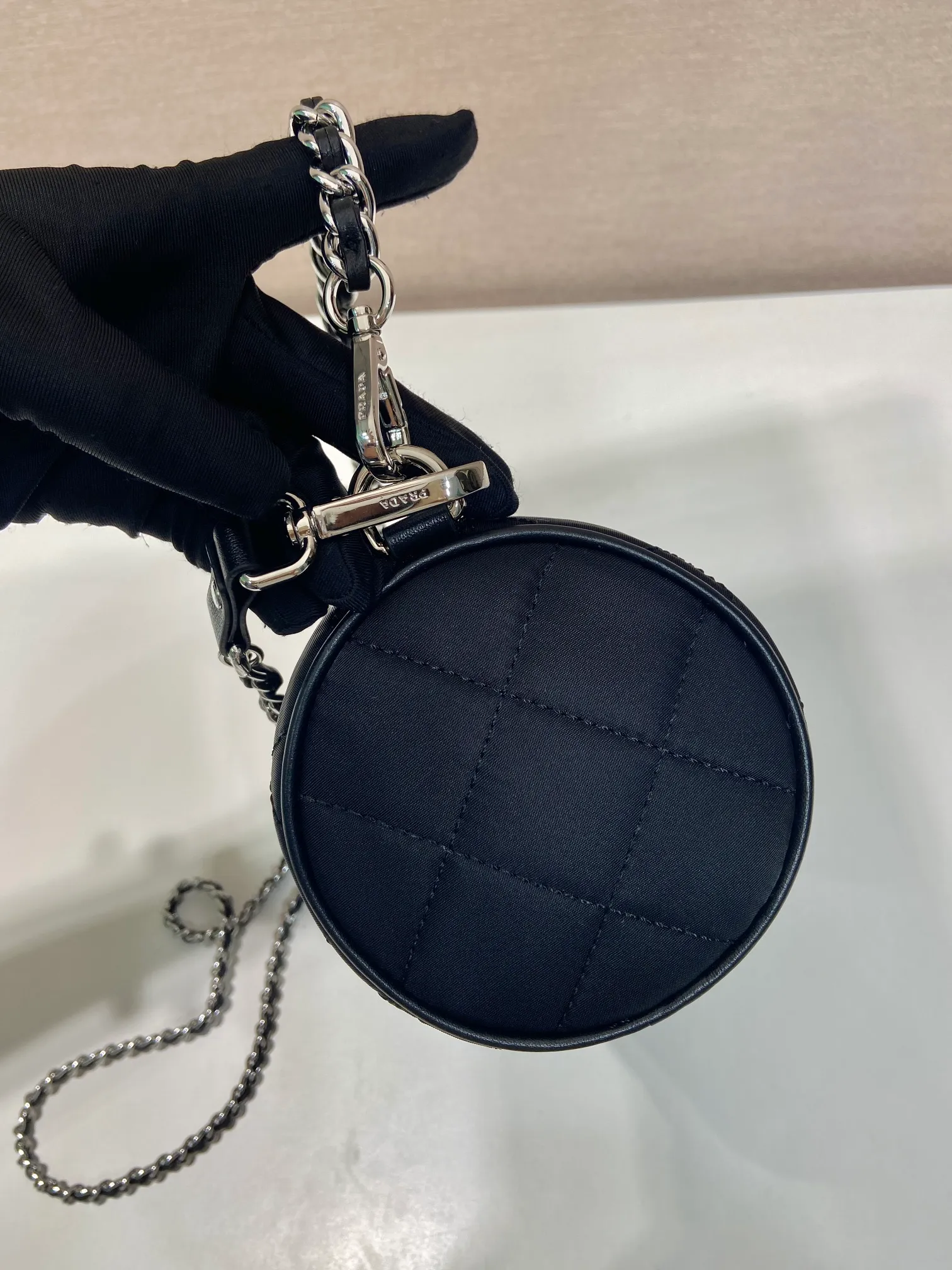 💰920🎉Embroidered Check Hobo🎉1NE546 Pillow Bag🎉🎉 This pillow bag is made of Re-Nylon, which embodies a simple and elegant design. It is equipped with 2 long/short chains, which can be carried by hand or crossbody, with same-color sewing grid lines, and an enamel-coated triangle metal logo. Large capacity space, the upper body effect must be light and practical🎉🎉 Length 22x Height 10.5x Bottom 10.5cm🎉🎉🎉👏👏👏