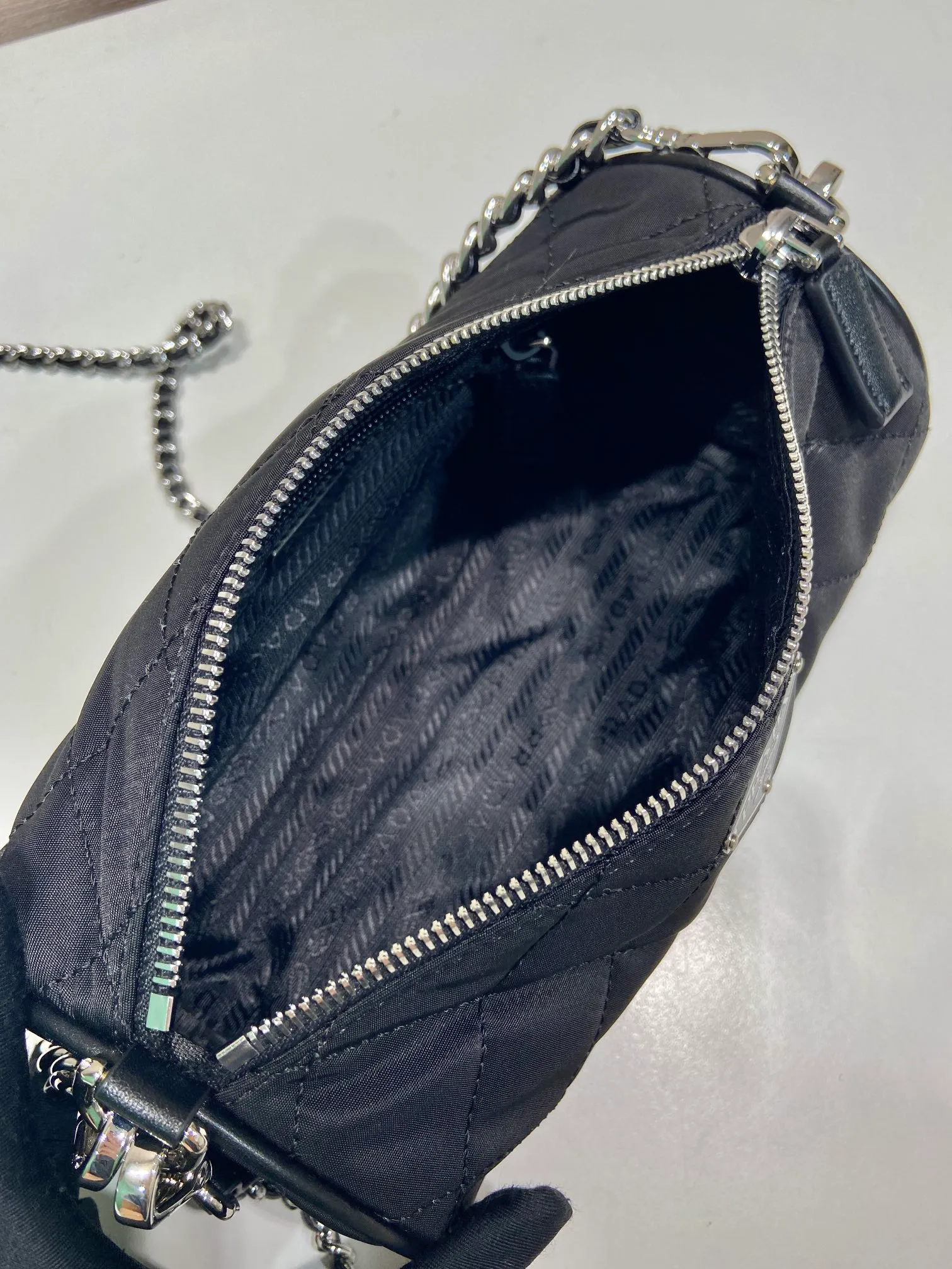 💰920🎉Embroidered Check Hobo🎉1NE546 Pillow Bag🎉🎉 This pillow bag is made of Re-Nylon, which embodies a simple and elegant design. It is equipped with 2 long/short chains, which can be carried by hand or crossbody, with same-color sewing grid lines, and an enamel-coated triangle metal logo. Large capacity space, the upper body effect must be light and practical🎉🎉 Length 22x Height 10.5x Bottom 10.5cm🎉🎉🎉👏👏👏