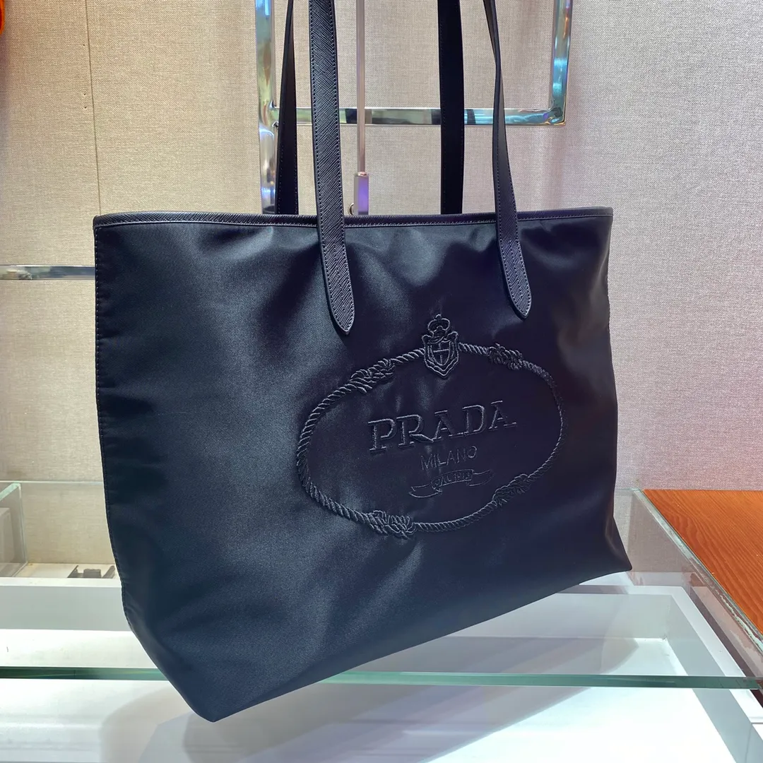 💰920🎉New shopping bag🎉1BG218🎉This large nylon bag is made of imported nylon fabric, with embroidery embellishment on the front, which makes it look more majestic and low-key. It has a very large capacity and can be carried on business trips or daily life. It is no problem to carry two birds with one stone😘😘 Length 38x Height 33x Bottom 8cm