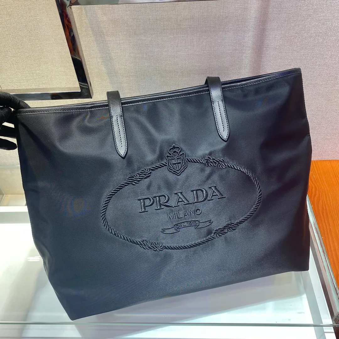 💰920🎉New shopping bag🎉1BG218🎉This large nylon bag is made of imported nylon fabric, with embroidery embellishment on the front, which makes it look more majestic and low-key. It has a very large capacity and can be carried on business trips or daily life. It is no problem to carry two birds with one stone😘😘 Length 38x Height 33x Bottom 8cm