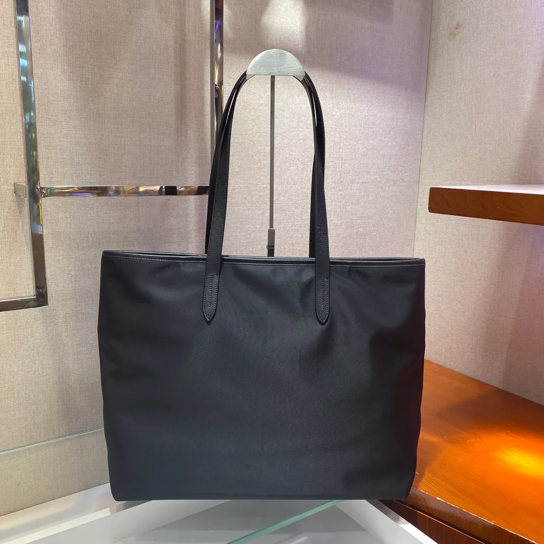 💰920🎉New shopping bag🎉1BG218🎉This large nylon bag is made of imported nylon fabric, with embroidery embellishment on the front, which makes it look more majestic and low-key. It has a very large capacity and can be carried on business trips or daily life. It is no problem to carry two birds with one stone😘😘 Length 38x Height 33x Bottom 8cm