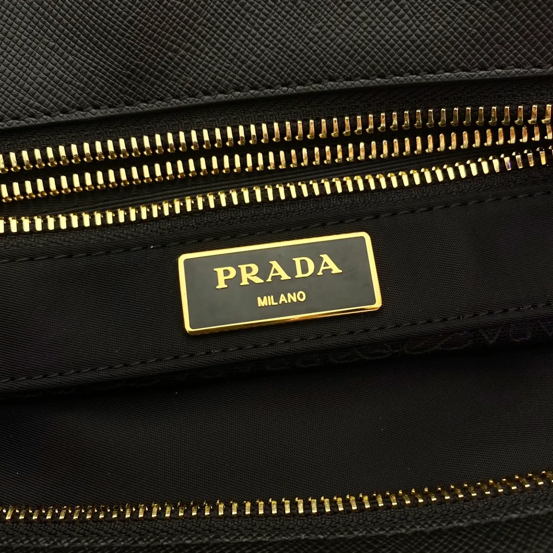 💰920🎉New shopping bag🎉1BG218🎉This large nylon bag is made of imported nylon fabric, with embroidery embellishment on the front, which makes it look more majestic and low-key. It has a very large capacity and can be carried on business trips or daily life. It is no problem to carry two birds with one stone😘😘 Length 38x Height 33x Bottom 8cm