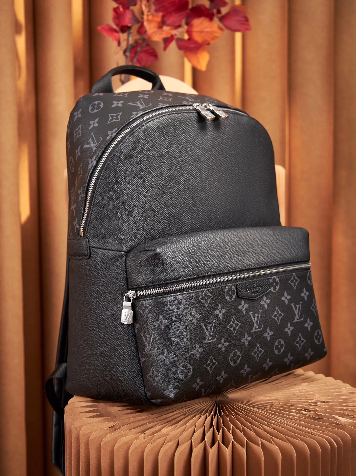 P¥960👉nfc dynamic chip version👈【Top original pure steel hardware】M30230 black flower full leather backpack series DISCOVERY backpack Discovery backpack combines Monogram canvas and Taïga leather to reinterpret the classic campus trend design. The glossy exterior wraps two inner pockets and an inner iPad pocket, and two adjustable leather shoulder straps ensure comfortable carrying. 30x 40x 20cm