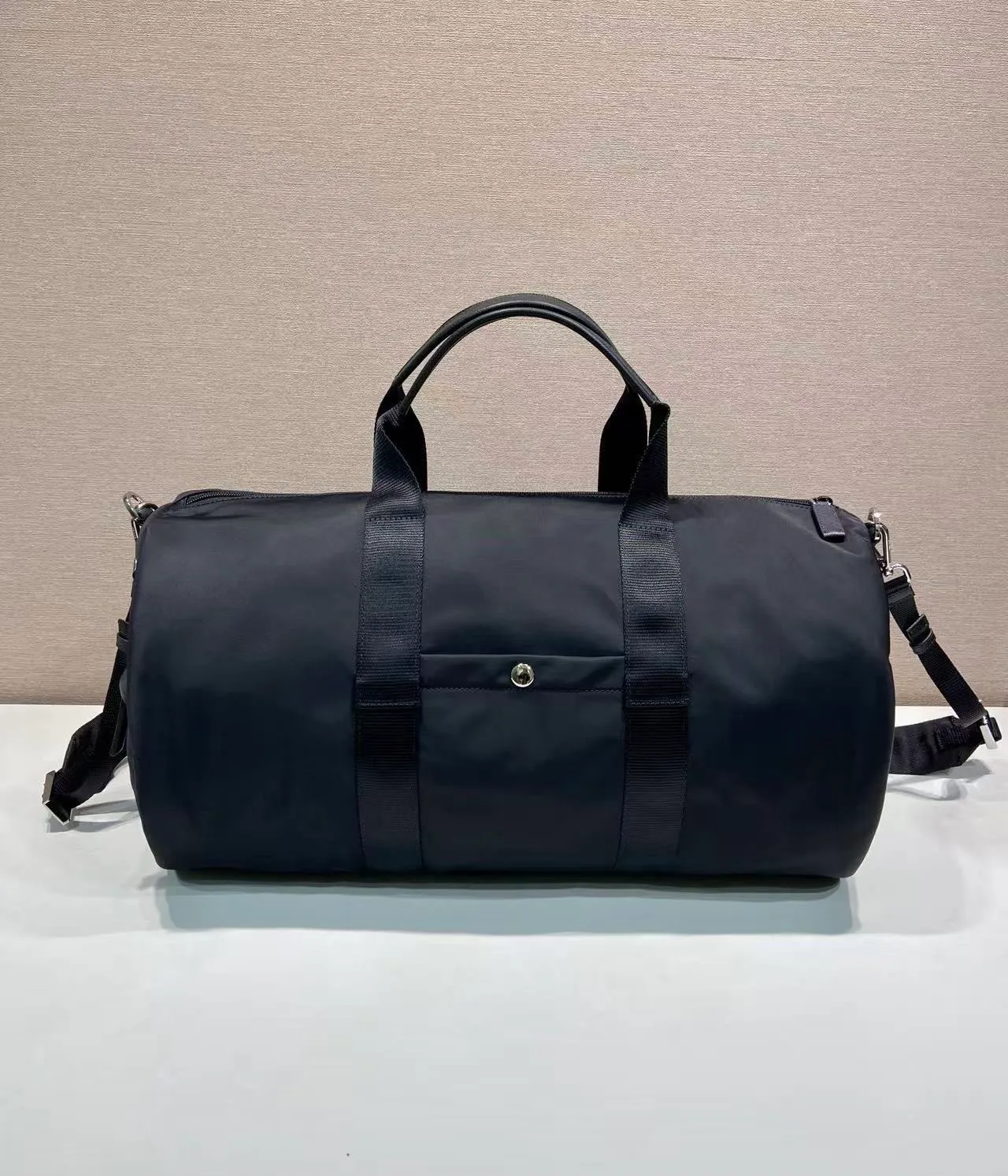💰1320🔆New travel bag🔆2VC015 upgrade plate🤙🤙 This travel bag is made of imported parachute fabric👏🏻👏🏻, top-grade hardware🤙🤙This unique travel bag is full of modern design, with curved sides and two zippered outer pockets, and the bag is decorated with the iconic triangular metal logo. Lightweight and practical, a must-have for travel👏🏻👏🏻Length 50x Height 27x Bottom 27cm🤙🤙🤙💰💰💰