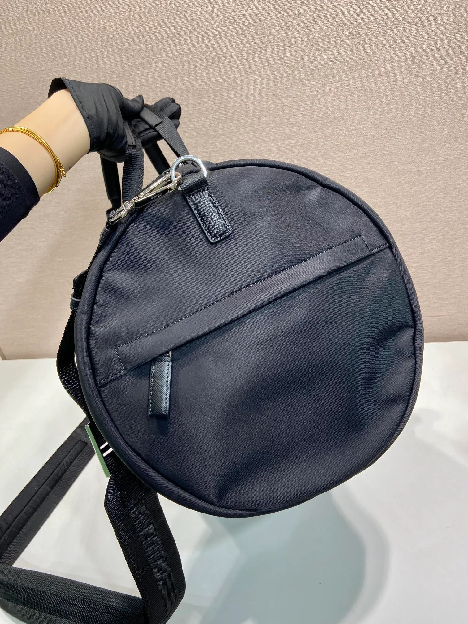 💰1320🔆New travel bag🔆2VC015 upgrade plate🤙🤙 This travel bag is made of imported parachute fabric👏🏻👏🏻, top-grade hardware🤙🤙This unique travel bag is full of modern design, with curved sides and two zippered outer pockets, and the bag is decorated with the iconic triangular metal logo. Lightweight and practical, a must-have for travel👏🏻👏🏻Length 50x Height 27x Bottom 27cm🤙🤙🤙💰💰💰