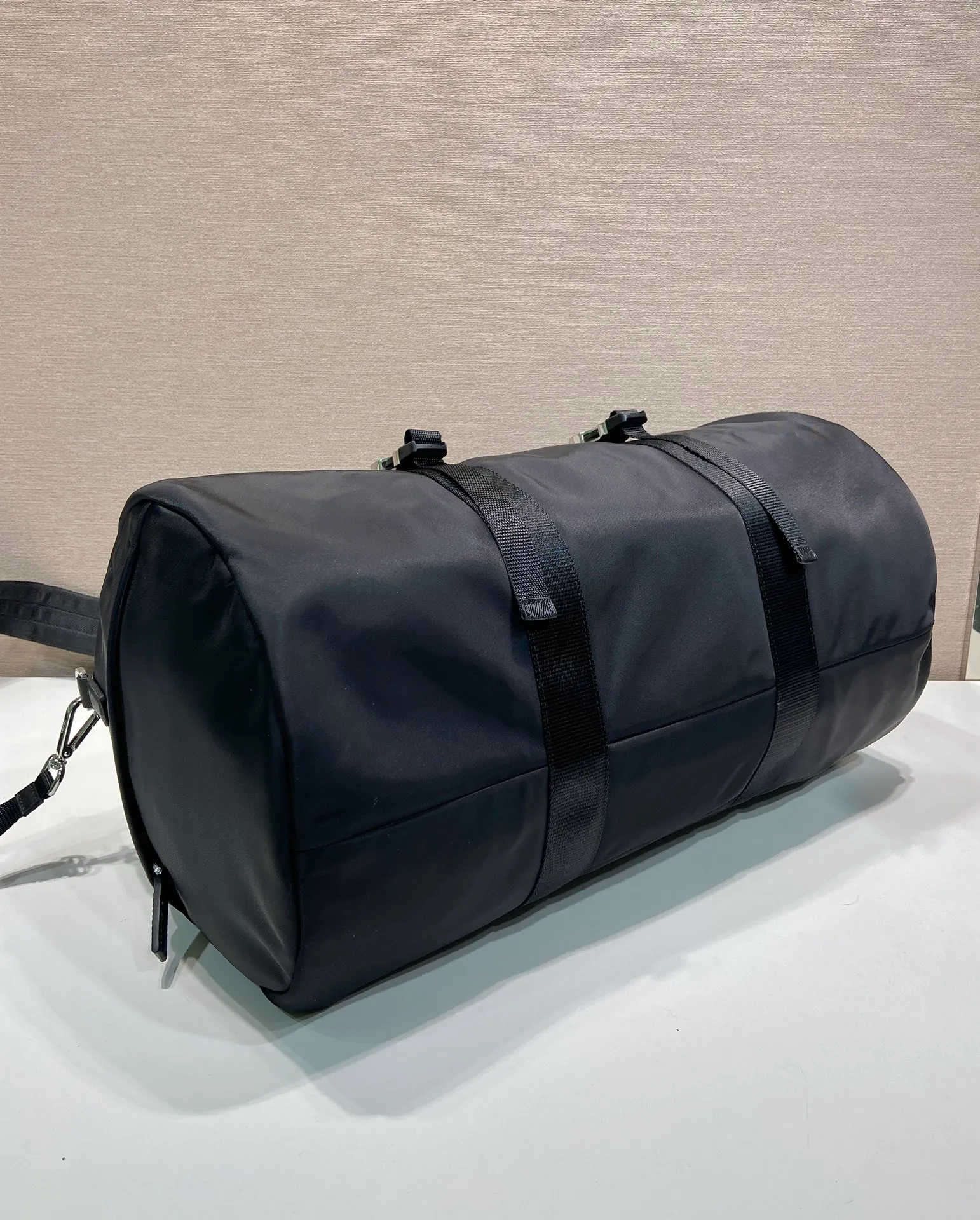 💰1320🔆New travel bag🔆2VC015 upgrade plate🤙🤙 This travel bag is made of imported parachute fabric👏🏻👏🏻, top-grade hardware🤙🤙This unique travel bag is full of modern design, with curved sides and two zippered outer pockets, and the bag is decorated with the iconic triangular metal logo. Lightweight and practical, a must-have for travel👏🏻👏🏻Length 50x Height 27x Bottom 27cm🤙🤙🤙💰💰💰