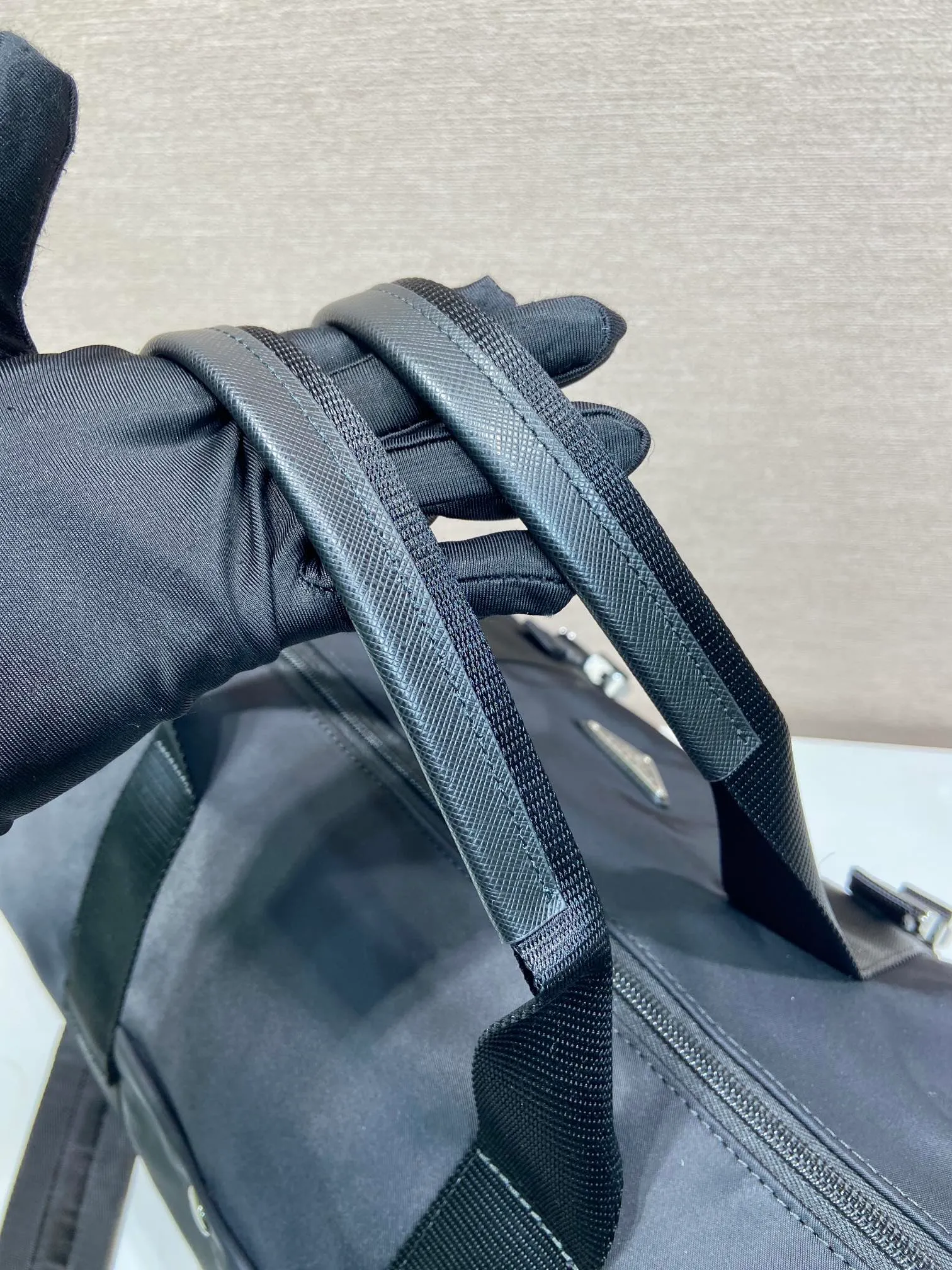 💰1320🔆New travel bag🔆2VC015 upgrade plate🤙🤙 This travel bag is made of imported parachute fabric👏🏻👏🏻, top-grade hardware🤙🤙This unique travel bag is full of modern design, with curved sides and two zippered outer pockets, and the bag is decorated with the iconic triangular metal logo. Lightweight and practical, a must-have for travel👏🏻👏🏻Length 50x Height 27x Bottom 27cm🤙🤙🤙💰💰💰