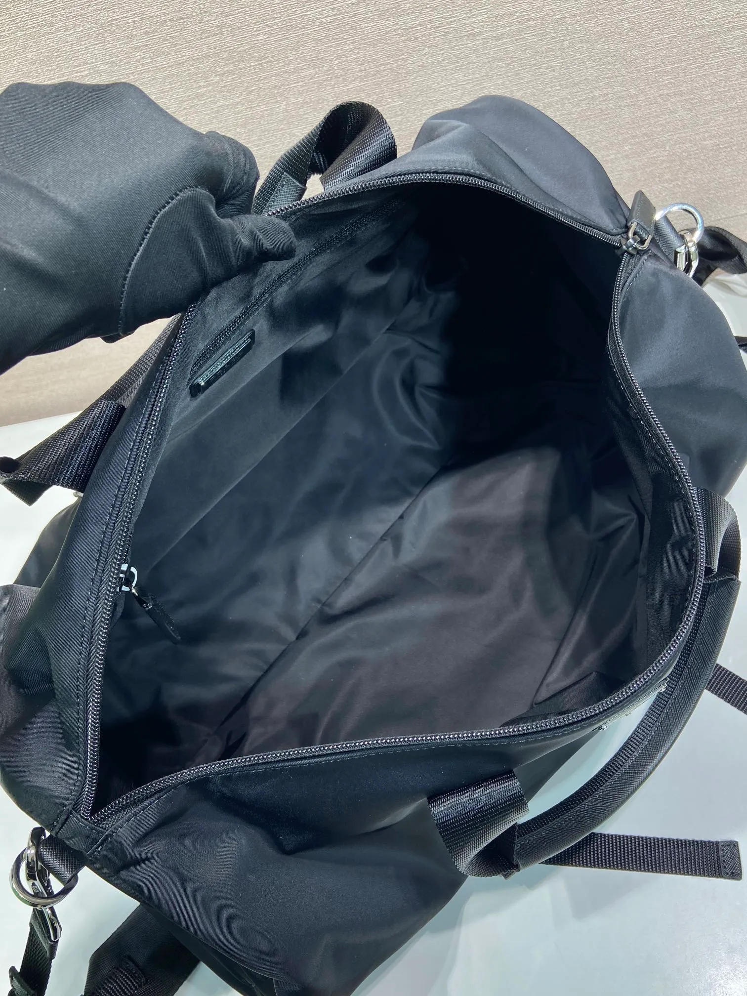 💰1320🔆New travel bag🔆2VC015 upgrade plate🤙🤙 This travel bag is made of imported parachute fabric👏🏻👏🏻, top-grade hardware🤙🤙This unique travel bag is full of modern design, with curved sides and two zippered outer pockets, and the bag is decorated with the iconic triangular metal logo. Lightweight and practical, a must-have for travel👏🏻👏🏻Length 50x Height 27x Bottom 27cm🤙🤙🤙💰💰💰