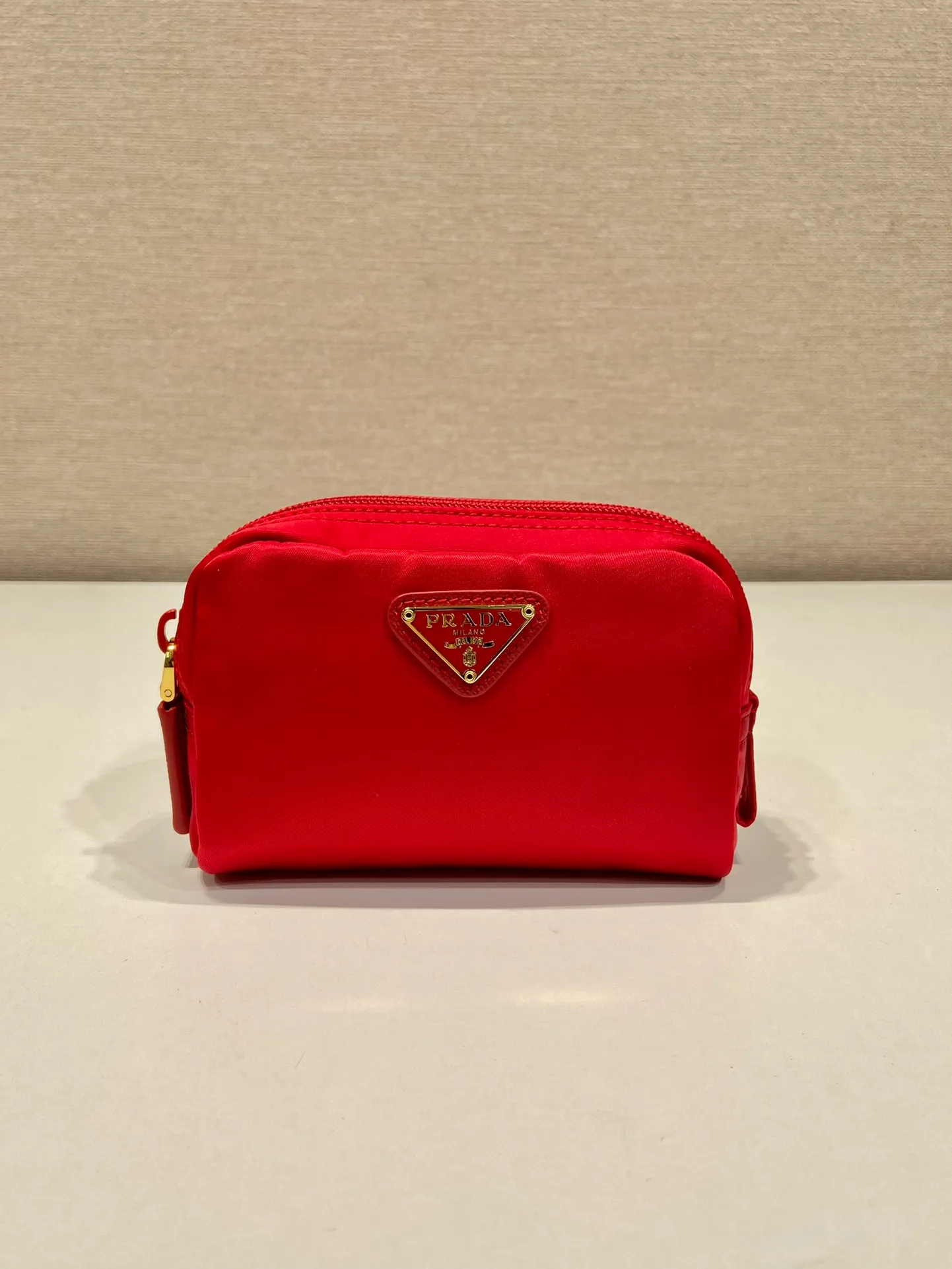 💰280🎉Small clutch🎉1NA339/K gold new product🎉🎉 This clutch is made of innovative Prada Re-Nylon regenerated nylon. The bag has a zipper design, the inner pocket is equipped with a zipper pocket, top-grade hardware, large capacity space, cards/car keys🔑/lipstick💄/all no problem, babies, the little handbag you have been longing for has arrived👏👏 Length 12x Height 8x Bottom 3.5cm🎉🎉🎉👏👏👏