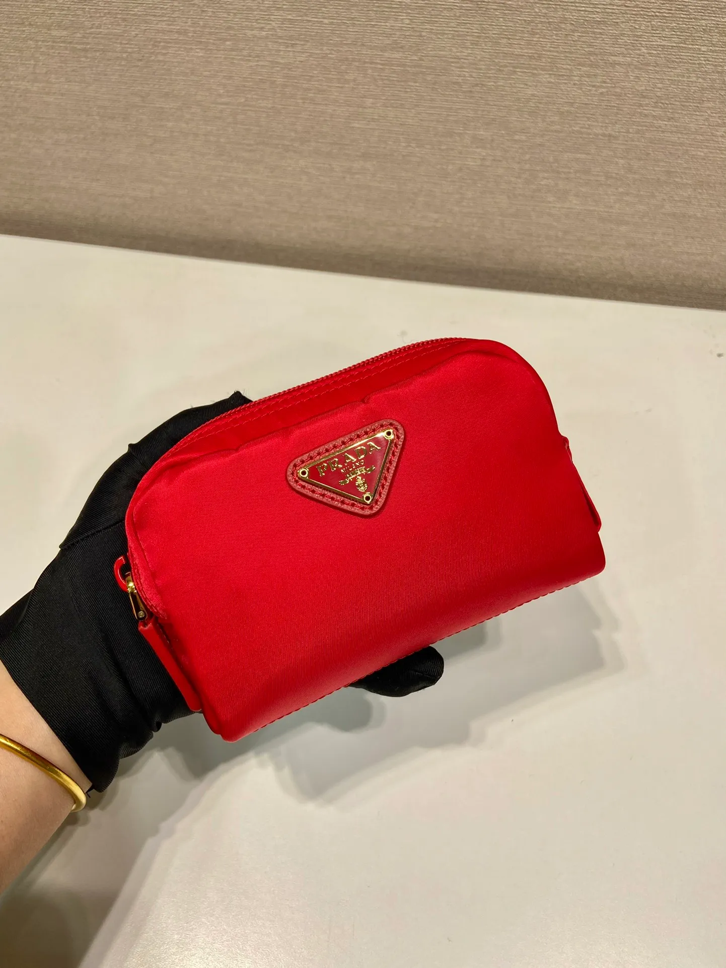 💰280🎉Small clutch🎉1NA339/K gold new product🎉🎉 This clutch is made of innovative Prada Re-Nylon regenerated nylon. The bag has a zipper design, the inner pocket is equipped with a zipper pocket, top-grade hardware, large capacity space, cards/car keys🔑/lipstick💄/all no problem, babies, the little handbag you have been longing for has arrived👏👏 Length 12x Height 8x Bottom 3.5cm🎉🎉🎉👏👏👏