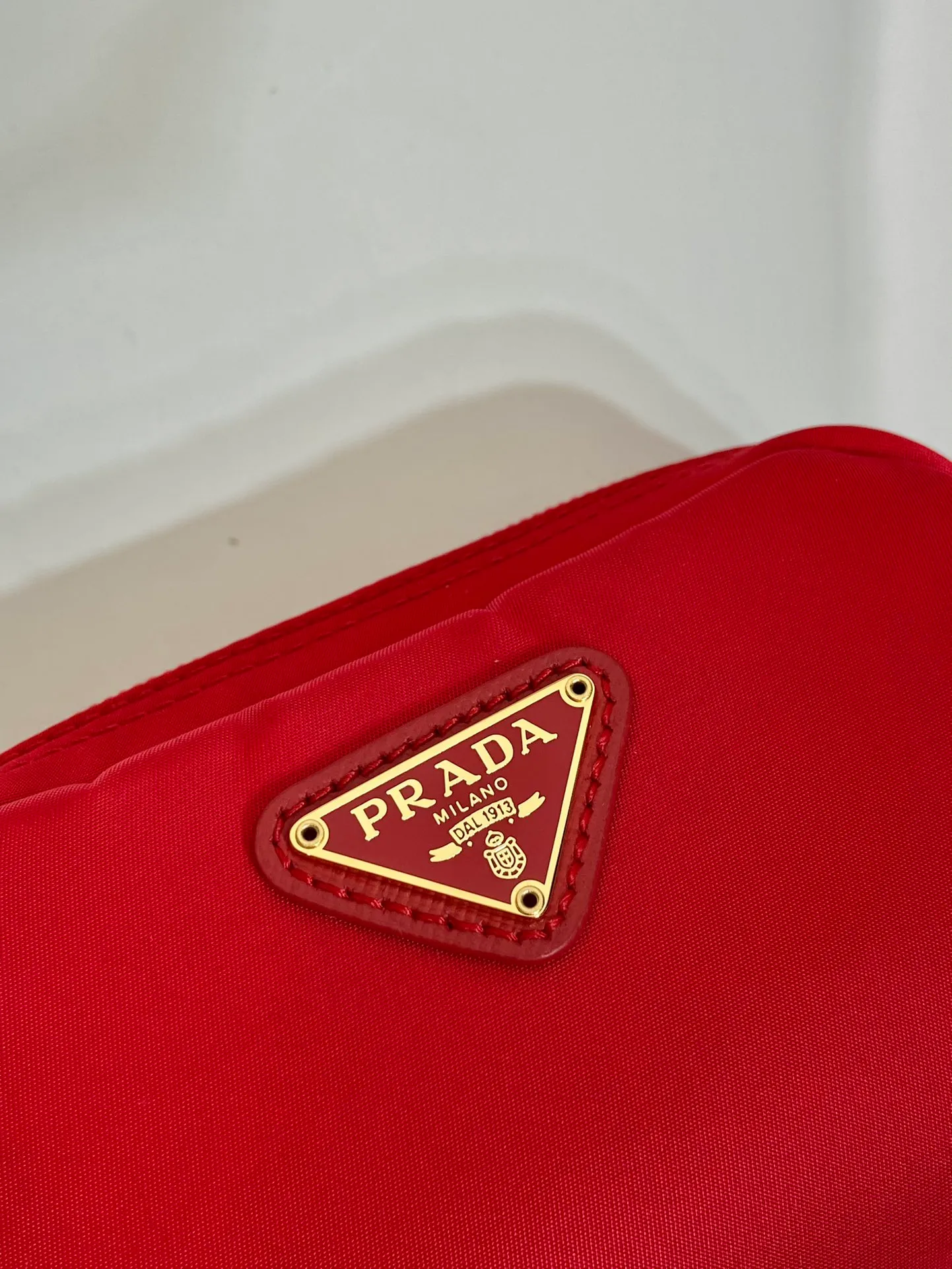 💰280🎉Small clutch🎉1NA339/K gold new product🎉🎉 This clutch is made of innovative Prada Re-Nylon regenerated nylon. The bag has a zipper design, the inner pocket is equipped with a zipper pocket, top-grade hardware, large capacity space, cards/car keys🔑/lipstick💄/all no problem, babies, the little handbag you have been longing for has arrived👏👏 Length 12x Height 8x Bottom 3.5cm🎉🎉🎉👏👏👏