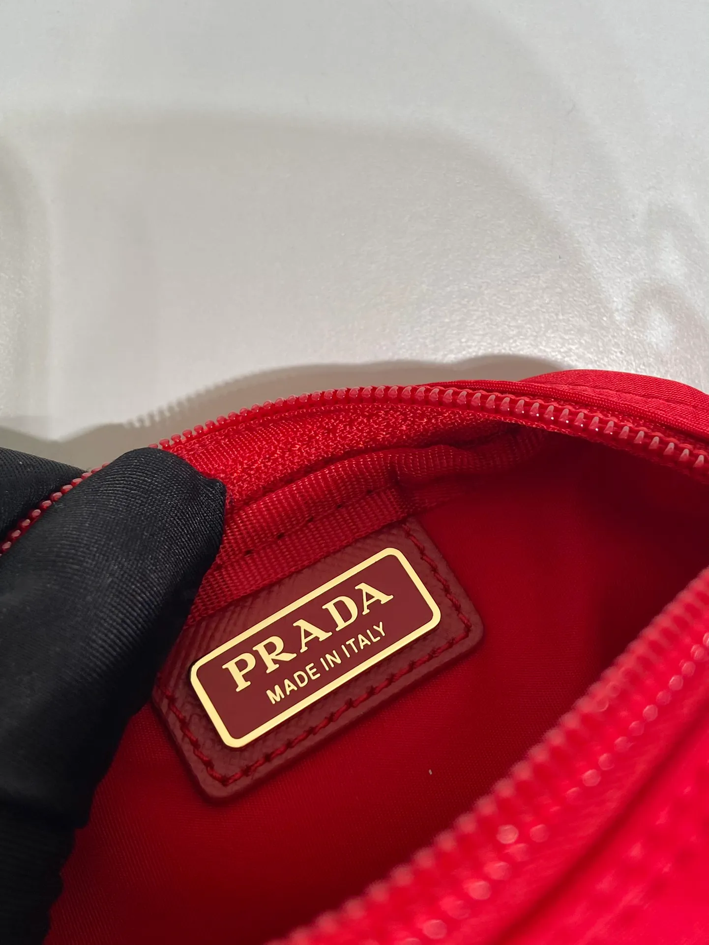 💰280🎉Small clutch🎉1NA339/K gold new product🎉🎉 This clutch is made of innovative Prada Re-Nylon regenerated nylon. The bag has a zipper design, the inner pocket is equipped with a zipper pocket, top-grade hardware, large capacity space, cards/car keys🔑/lipstick💄/all no problem, babies, the little handbag you have been longing for has arrived👏👏 Length 12x Height 8x Bottom 3.5cm🎉🎉🎉👏👏👏