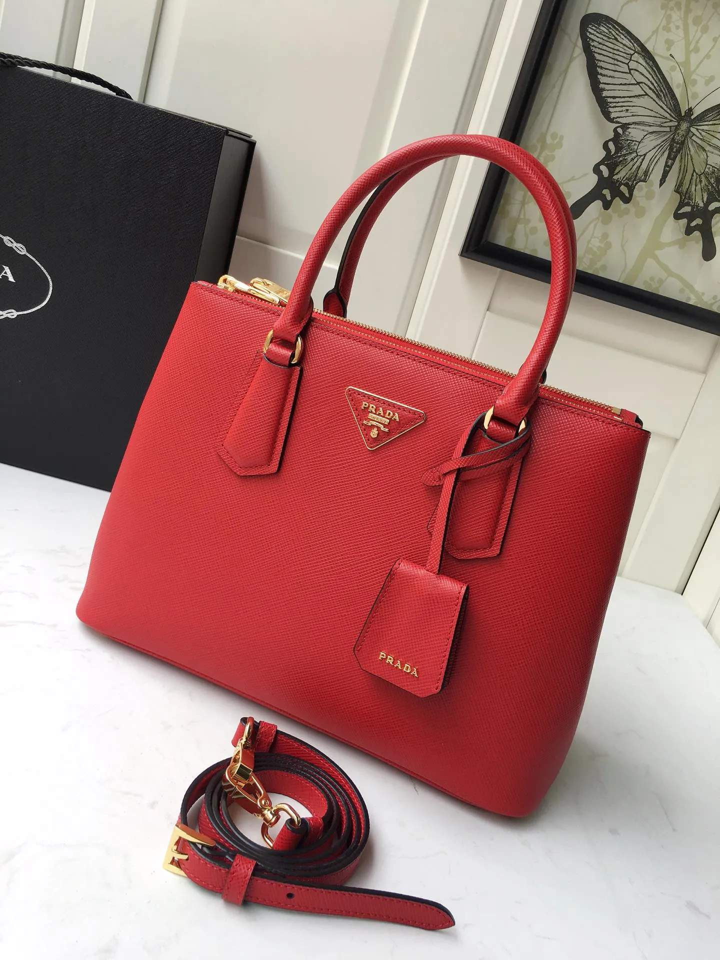 💰2040🎉1BA232 hot model🎉, original item👍👍 Made of imported Saffiano leather material, double leather handles, detachable and adjustable leather shoulder straps, and two zipper pockets on the outside. This Galleria handbag has a classic and timeless design. It is the most iconic classic hot style, a favorite of ladies😘, length 31X height 22.5x bottom 13.5cm👏