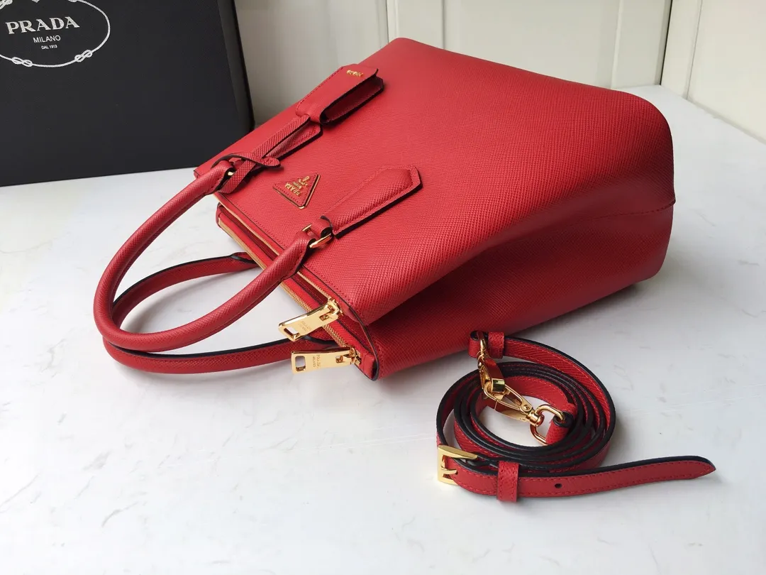 💰2040🎉1BA232 hot model🎉, original item👍👍 Made of imported Saffiano leather material, double leather handles, detachable and adjustable leather shoulder straps, and two zipper pockets on the outside. This Galleria handbag has a classic and timeless design. It is the most iconic classic hot style, a favorite of ladies😘, length 31X height 22.5x bottom 13.5cm👏