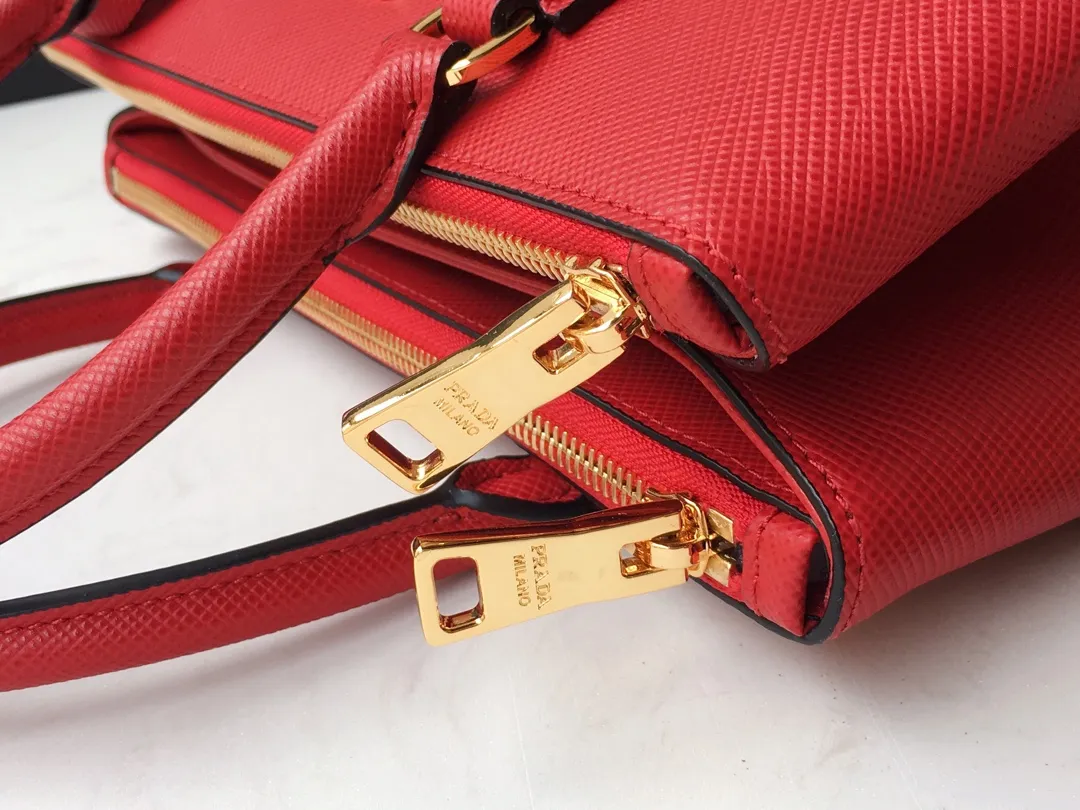 💰2040🎉1BA232 hot model🎉, original item👍👍 Made of imported Saffiano leather material, double leather handles, detachable and adjustable leather shoulder straps, and two zipper pockets on the outside. This Galleria handbag has a classic and timeless design. It is the most iconic classic hot style, a favorite of ladies😘, length 31X height 22.5x bottom 13.5cm👏