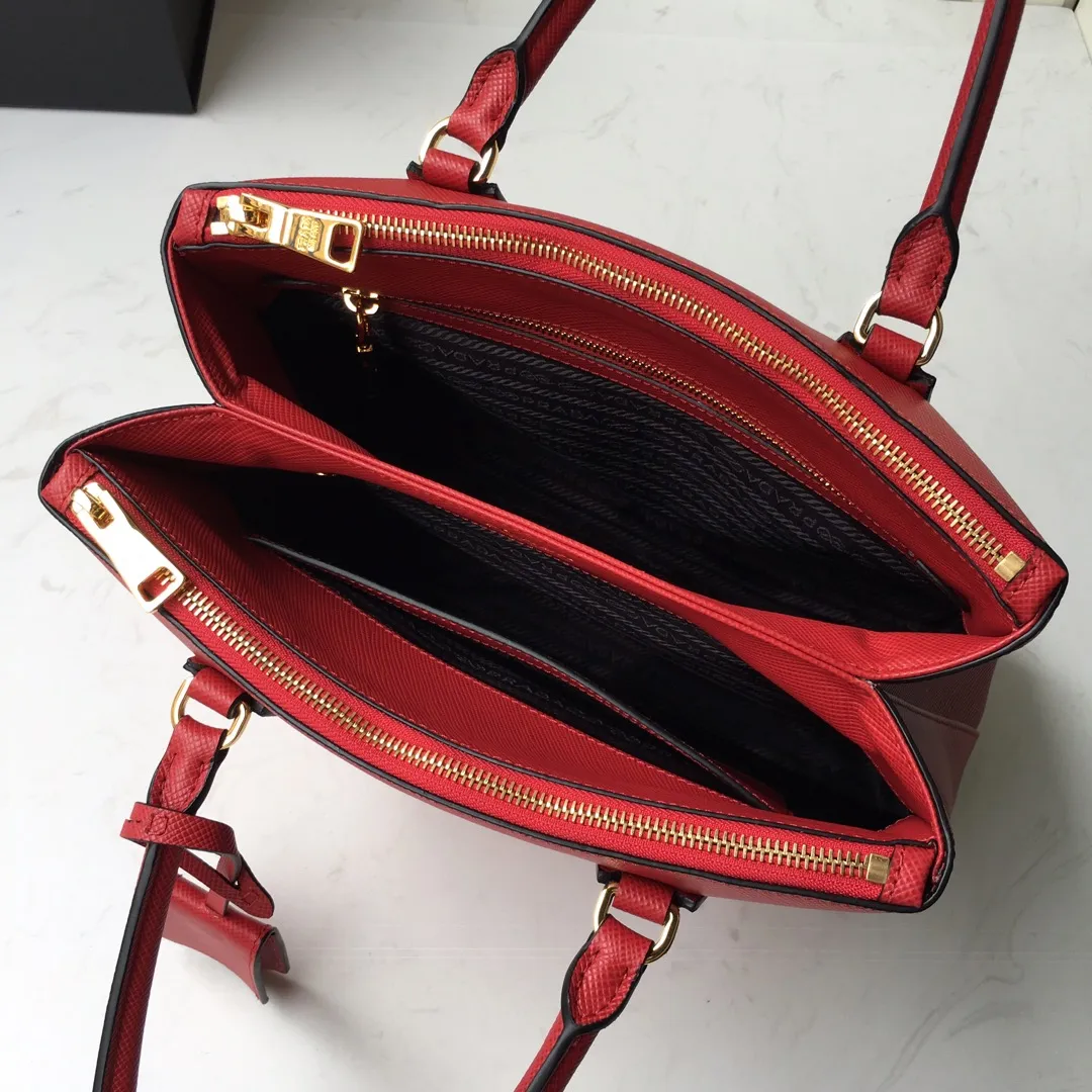 💰2040🎉1BA232 hot model🎉, original item👍👍 Made of imported Saffiano leather material, double leather handles, detachable and adjustable leather shoulder straps, and two zipper pockets on the outside. This Galleria handbag has a classic and timeless design. It is the most iconic classic hot style, a favorite of ladies😘, length 31X height 22.5x bottom 13.5cm👏