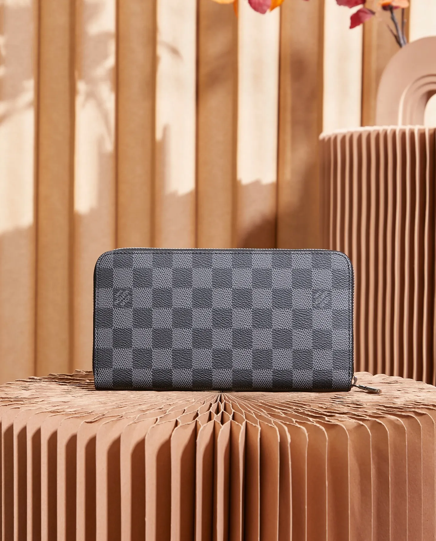 p¥320 👉nfc dynamic chip version👈【Top original order, all-steel hardware】Large N60111 Black Check Hand Wallet ZIPPY ORGANIZER Zipper Wallet The Zippy Organizer zipper wallet is made of classic Damier Ebene canvas. It has an extremely compact and compact shape, and combines fashionable design with practical functionality. The wrap-around zipper closure brings together a series of practical functional elements, such as multiple credit card slots, a 62581 zippered coin compartment and a large ticket pocket. 21.0 x 12.0 cm (length x height). Comes with gift box