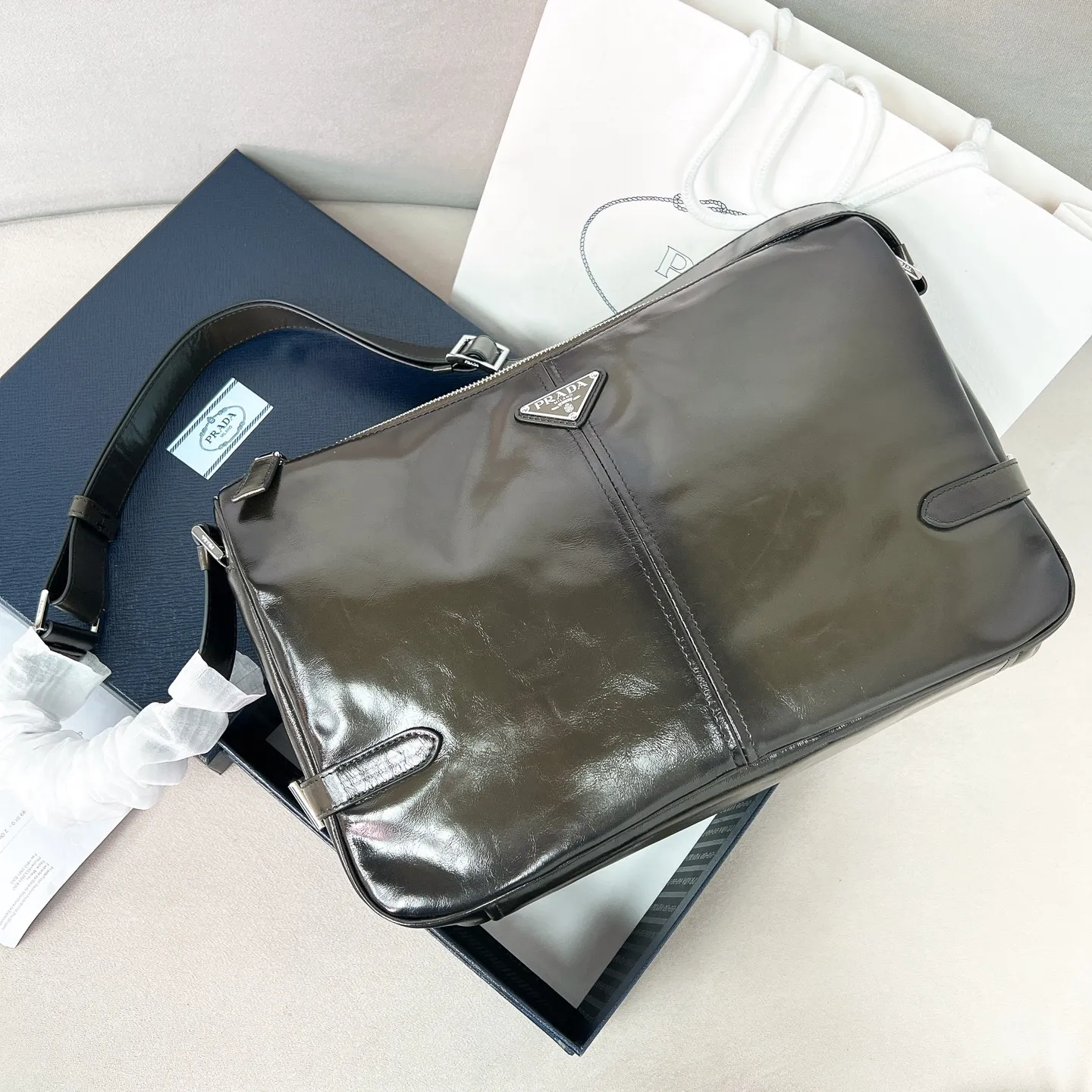 💰1700✨New first release✨New men's holiday series distressed oil-wax leather shoulder bag 2VH187. Carefully crafted with retro soft oil-wax leather. Polished steel brushed metal accessories. Classic front enamel triangle logo. Equipped with zippered main compartment and inner and outer pockets. The advanced and versatile design is popular in the fashion circle. The bag is extremely functional and has an amazing inner capacity. Size 35*22*12cm green