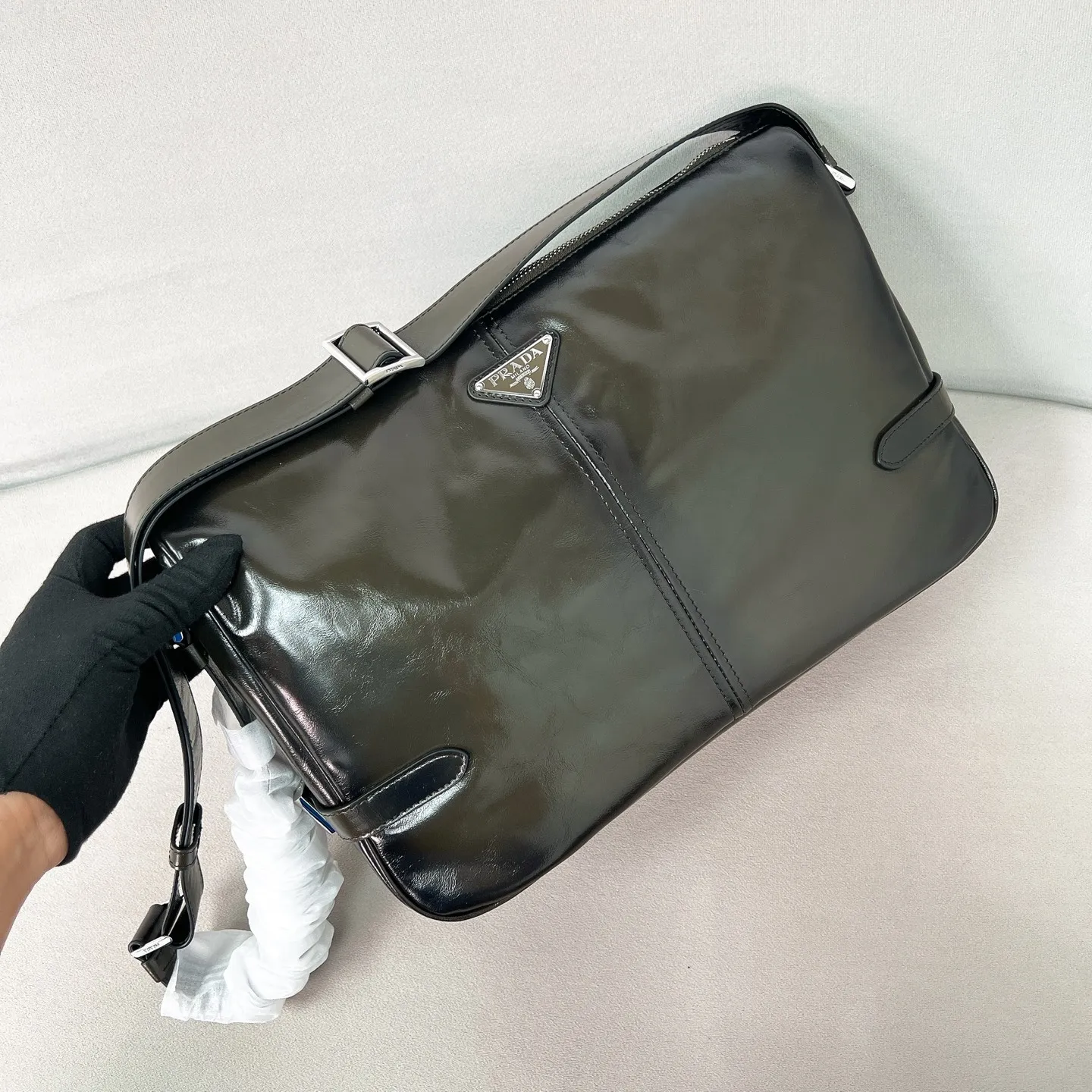 💰1700✨New first release✨New men's holiday series distressed oil-wax leather shoulder bag 2VH187. Carefully crafted with retro soft oil-wax leather. Polished steel brushed metal accessories. Classic front enamel triangle logo. Equipped with zippered main compartment and inner and outer pockets. The advanced and versatile design is popular in the fashion circle. The bag is extremely functional and has an amazing inner capacity. Size 35*22*12cm green