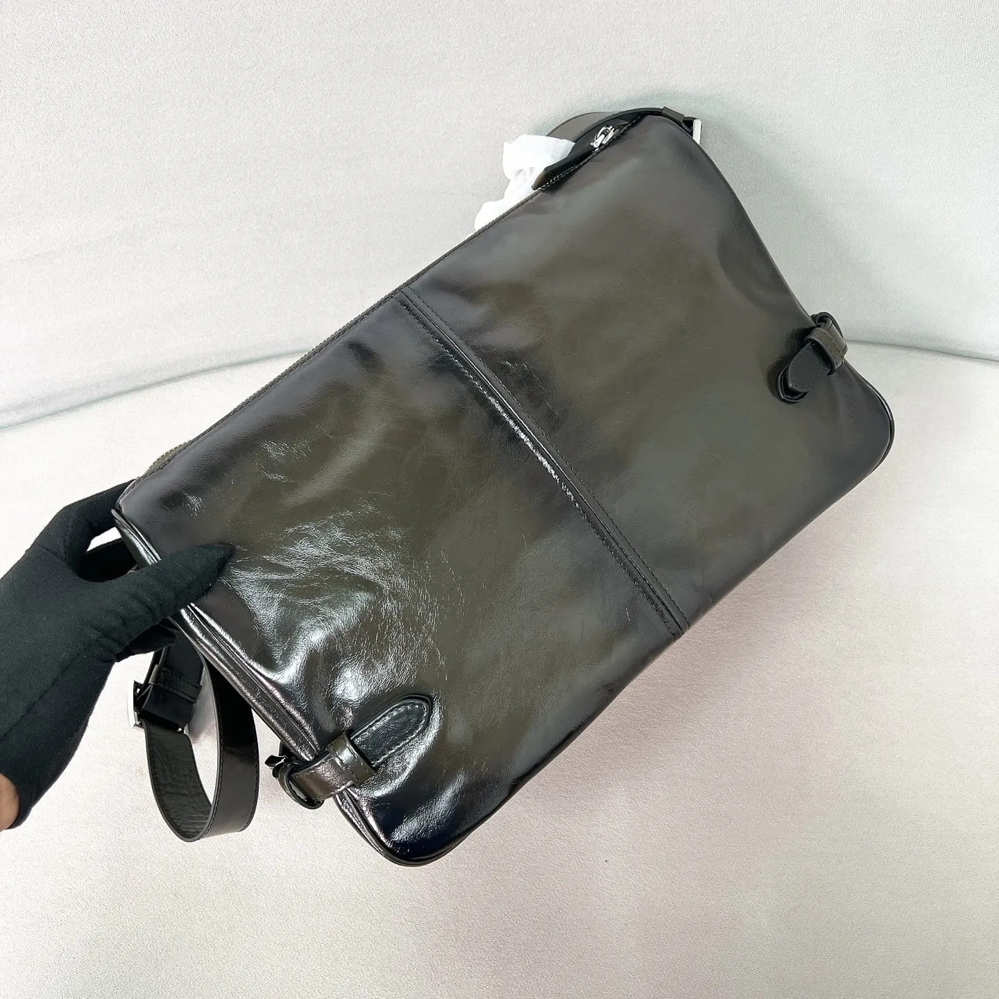 💰1700✨New first release✨New men's holiday series distressed oil-wax leather shoulder bag 2VH187. Carefully crafted with retro soft oil-wax leather. Polished steel brushed metal accessories. Classic front enamel triangle logo. Equipped with zippered main compartment and inner and outer pockets. The advanced and versatile design is popular in the fashion circle. The bag is extremely functional and has an amazing inner capacity. Size 35*22*12cm green