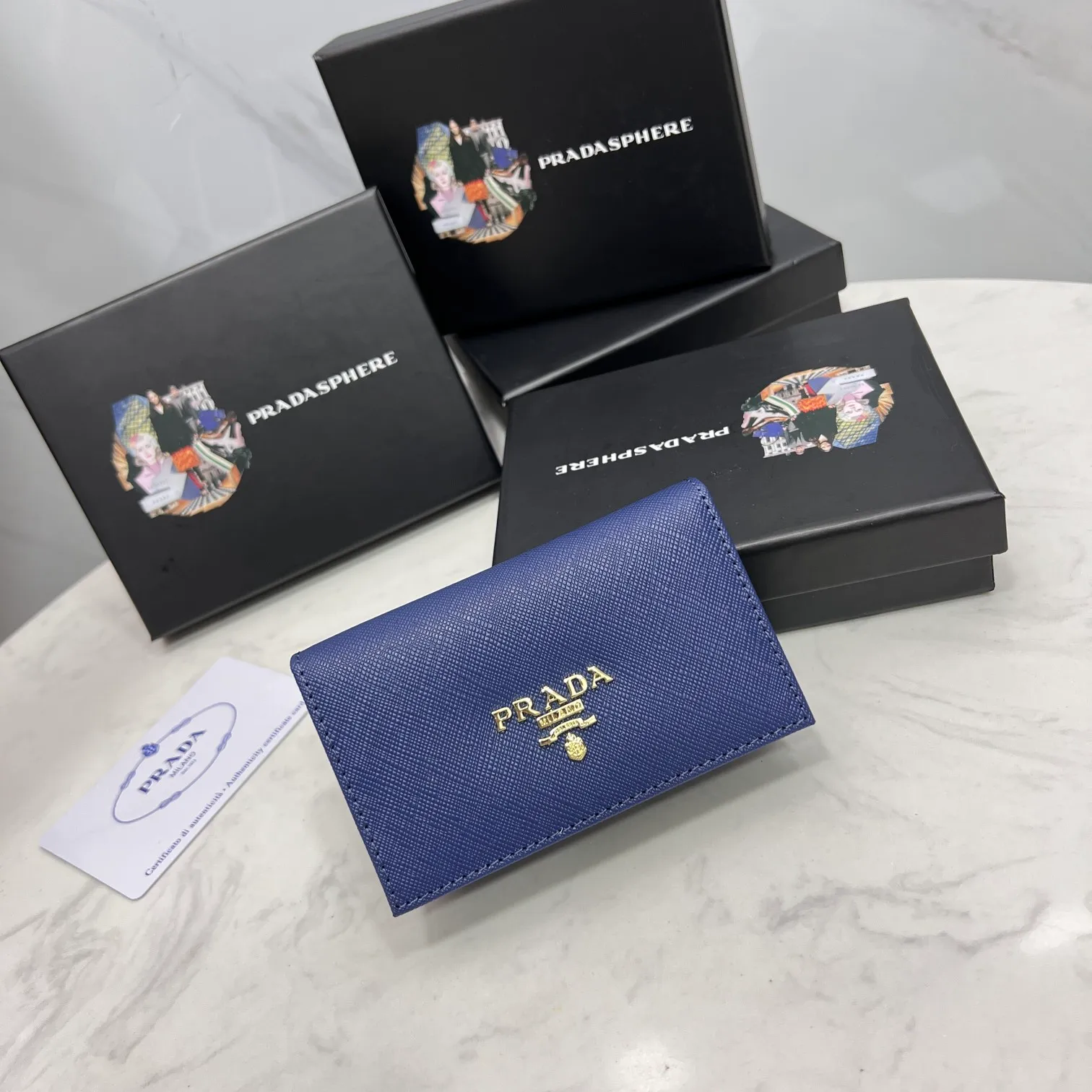 Batch 150 PRADA👏👏Hot-selling men’s card holder💼The latest style at the counter, synchronized with the official website, genuine product development, Italian top-quality original single cross-grain cowhide with excellent texture, threaded lining and imported hardware accessories! Exquisite routing is even and neat, oil edges are smooth, number: ML205, size: length 11cm, height 6.5cm, color: red, black, plum red, blue, pink