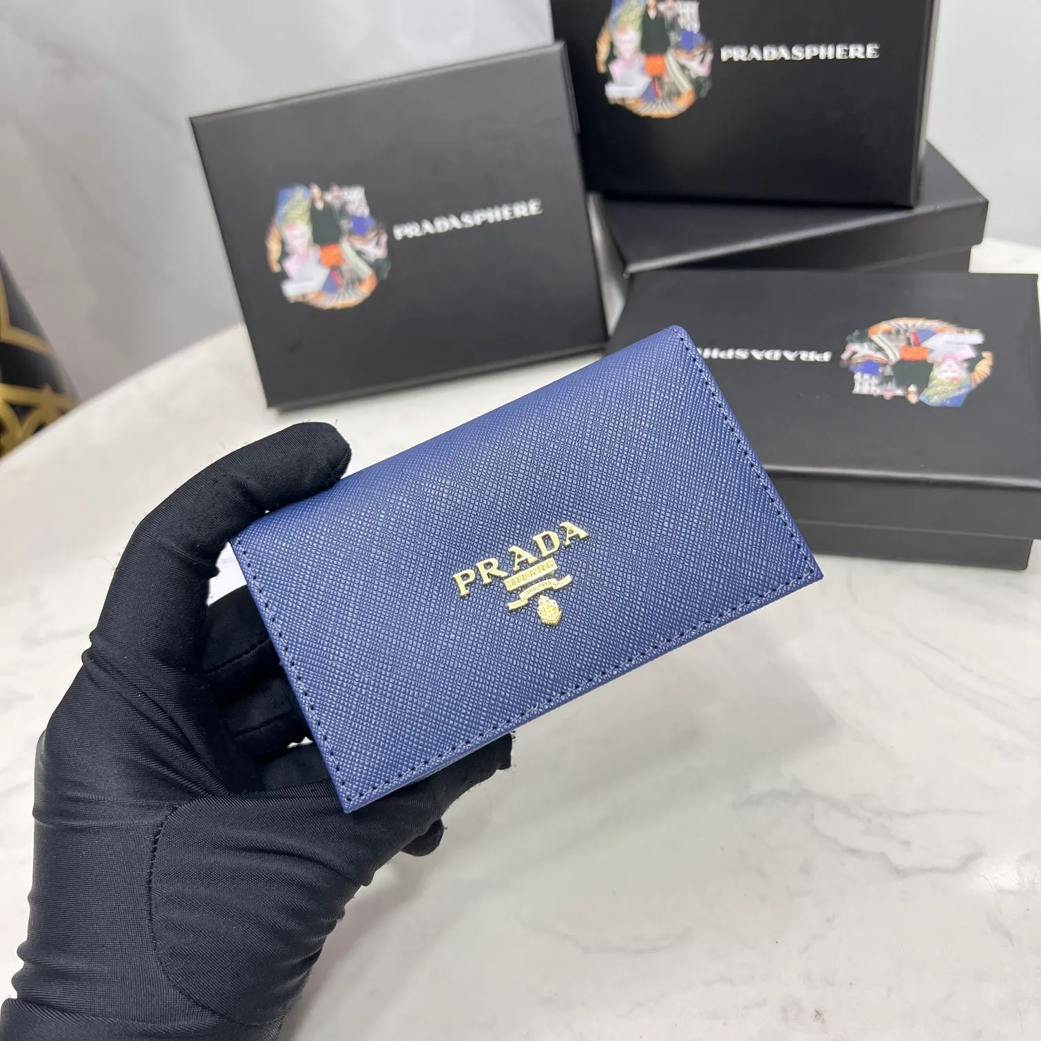 Batch 150 PRADA👏👏Hot-selling men’s card holder💼The latest style at the counter, synchronized with the official website, genuine product development, Italian top-quality original single cross-grain cowhide with excellent texture, threaded lining and imported hardware accessories! Exquisite routing is even and neat, oil edges are smooth, number: ML205, size: length 11cm, height 6.5cm, color: red, black, plum red, blue, pink