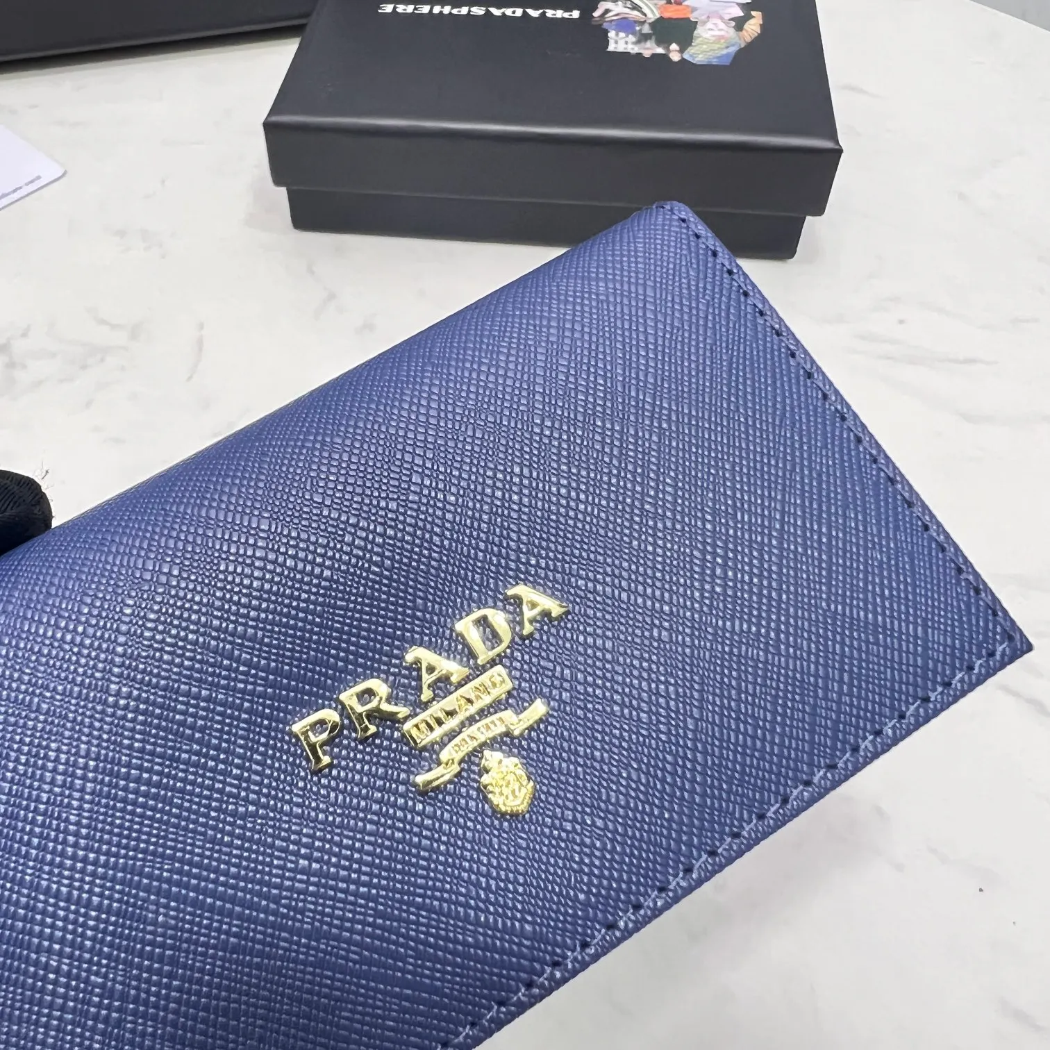 Batch 150 PRADA👏👏Hot-selling men’s card holder💼The latest style at the counter, synchronized with the official website, genuine product development, Italian top-quality original single cross-grain cowhide with excellent texture, threaded lining and imported hardware accessories! Exquisite routing is even and neat, oil edges are smooth, number: ML205, size: length 11cm, height 6.5cm, color: red, black, plum red, blue, pink
