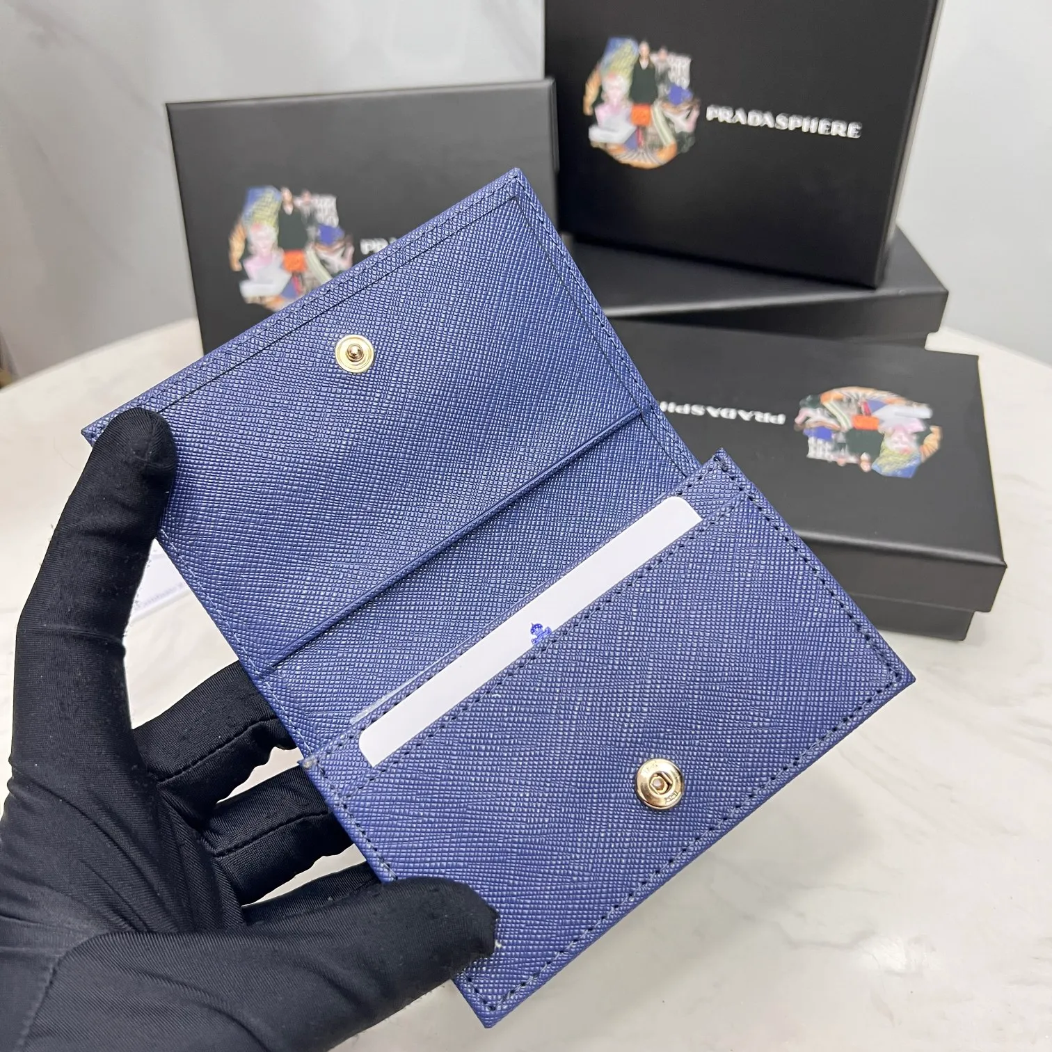 Batch 150 PRADA👏👏Hot-selling men’s card holder💼The latest style at the counter, synchronized with the official website, genuine product development, Italian top-quality original single cross-grain cowhide with excellent texture, threaded lining and imported hardware accessories! Exquisite routing is even and neat, oil edges are smooth, number: ML205, size: length 11cm, height 6.5cm, color: red, black, plum red, blue, pink