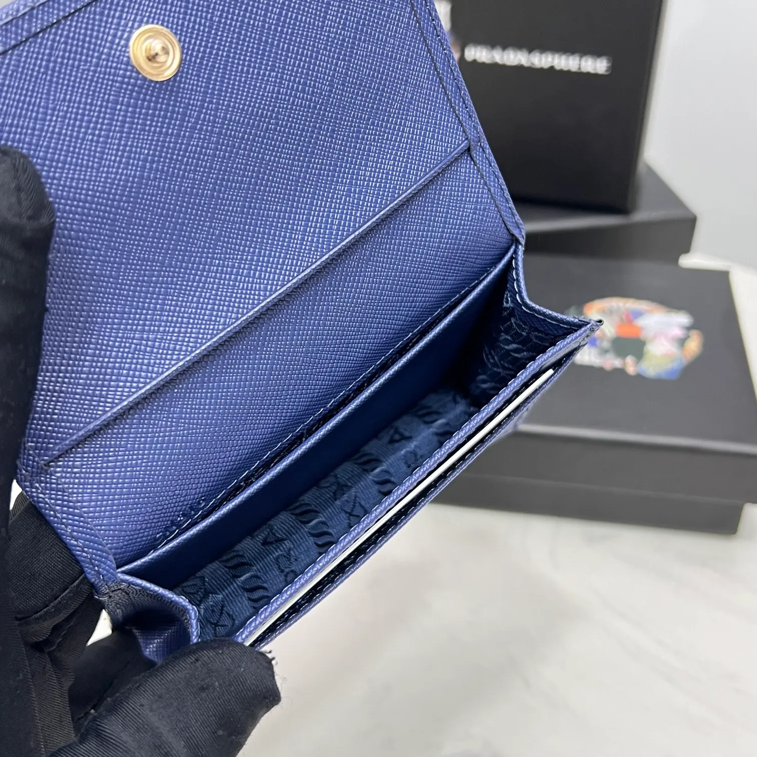 Batch 150 PRADA👏👏Hot-selling men’s card holder💼The latest style at the counter, synchronized with the official website, genuine product development, Italian top-quality original single cross-grain cowhide with excellent texture, threaded lining and imported hardware accessories! Exquisite routing is even and neat, oil edges are smooth, number: ML205, size: length 11cm, height 6.5cm, color: red, black, plum red, blue, pink
