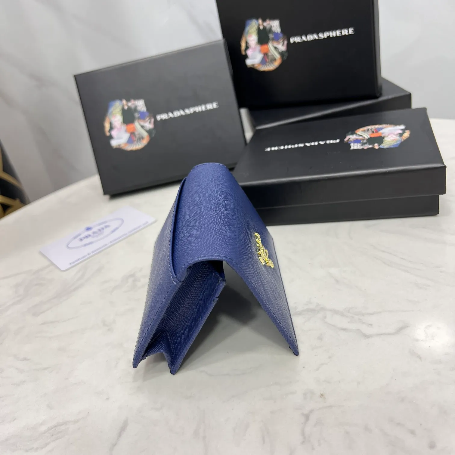 Batch 150 PRADA👏👏Hot-selling men’s card holder💼The latest style at the counter, synchronized with the official website, genuine product development, Italian top-quality original single cross-grain cowhide with excellent texture, threaded lining and imported hardware accessories! Exquisite routing is even and neat, oil edges are smooth, number: ML205, size: length 11cm, height 6.5cm, color: red, black, plum red, blue, pink