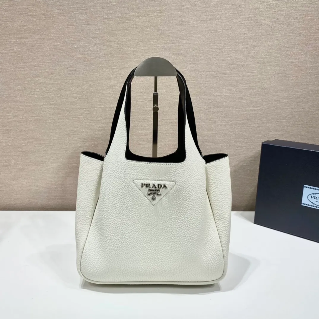 💰1700, vegetable basket🎉🎉 ✨New bucket bag✨1BG335😘Ice gray latest vegetable basket😘😘 The vegetable basket tote underarm bag is made of soft and delicate calfskin, with imported sheepskin interior and top-grade white lace hardware. The overall feel is very soft/lightweight😘😘It has many compartments and can be carried or used as an under-the-bag bag. It can be matched with different clothes. So beautiful😘😘Hurry up and get it🙊 Length 25x height 21.5x bottom 14cm👏👏👏💰💰💰