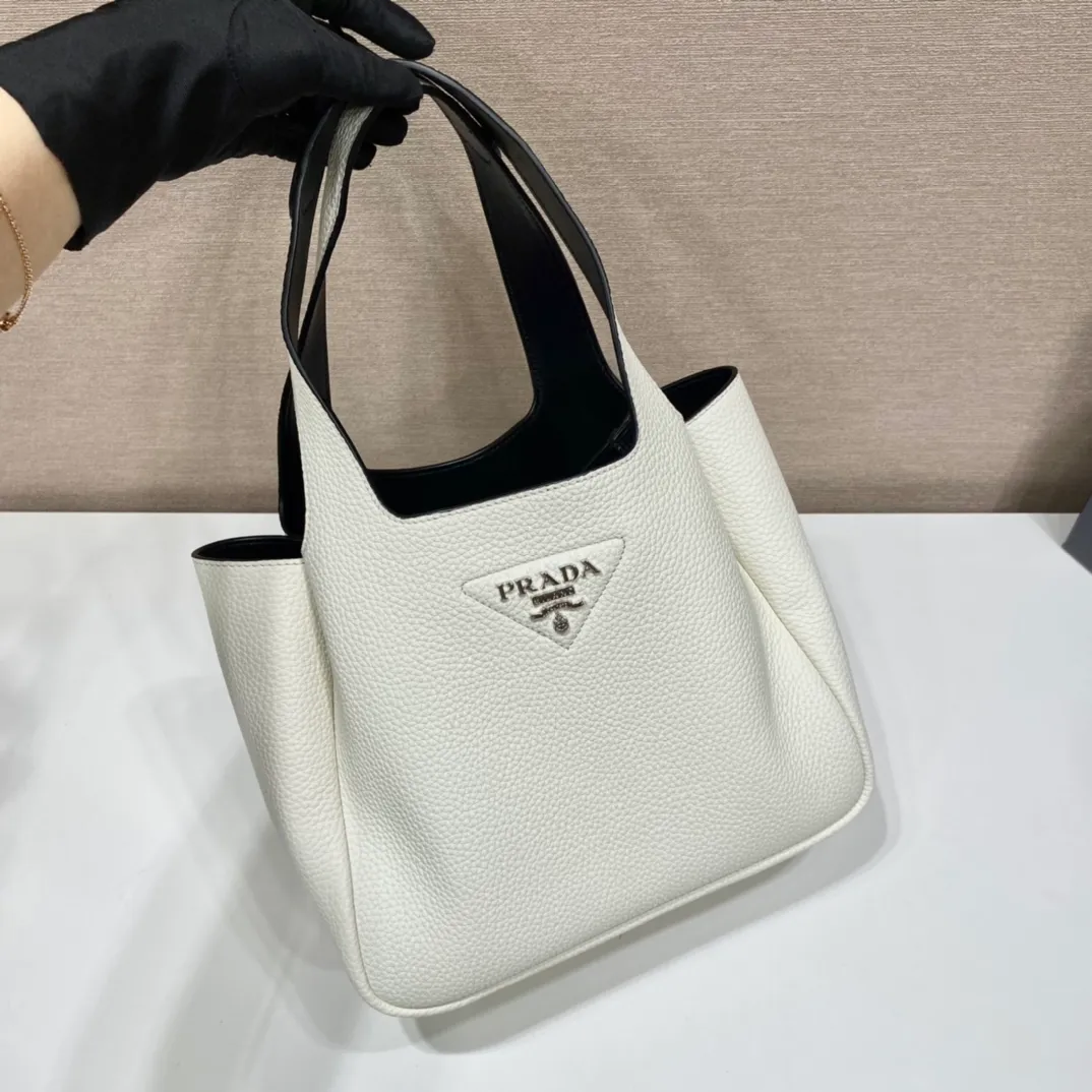 💰1700, vegetable basket🎉🎉 ✨New bucket bag✨1BG335😘Ice gray latest vegetable basket😘😘 The vegetable basket tote underarm bag is made of soft and delicate calfskin, with imported sheepskin interior and top-grade white lace hardware. The overall feel is very soft/lightweight😘😘It has many compartments and can be carried or used as an under-the-bag bag. It can be matched with different clothes. So beautiful😘😘Hurry up and get it🙊 Length 25x height 21.5x bottom 14cm👏👏👏💰💰💰