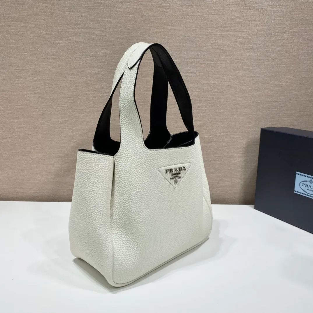 💰1700, vegetable basket🎉🎉 ✨New bucket bag✨1BG335😘Ice gray latest vegetable basket😘😘 The vegetable basket tote underarm bag is made of soft and delicate calfskin, with imported sheepskin interior and top-grade white lace hardware. The overall feel is very soft/lightweight😘😘It has many compartments and can be carried or used as an under-the-bag bag. It can be matched with different clothes. So beautiful😘😘Hurry up and get it🙊 Length 25x height 21.5x bottom 14cm👏👏👏💰💰💰
