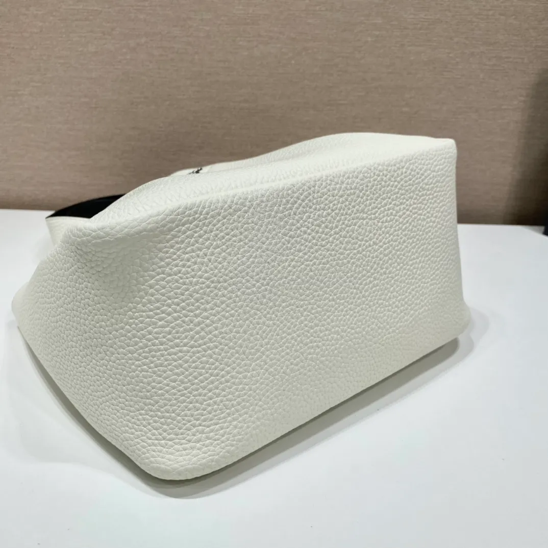 💰1700, vegetable basket🎉🎉 ✨New bucket bag✨1BG335😘Ice gray latest vegetable basket😘😘 The vegetable basket tote underarm bag is made of soft and delicate calfskin, with imported sheepskin interior and top-grade white lace hardware. The overall feel is very soft/lightweight😘😘It has many compartments and can be carried or used as an under-the-bag bag. It can be matched with different clothes. So beautiful😘😘Hurry up and get it🙊 Length 25x height 21.5x bottom 14cm👏👏👏💰💰💰