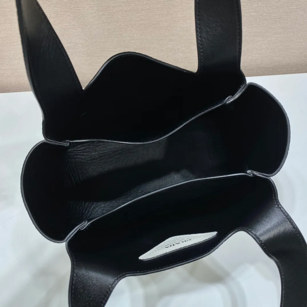 💰1700, vegetable basket🎉🎉 ✨New bucket bag✨1BG335😘Ice gray latest vegetable basket😘😘 The vegetable basket tote underarm bag is made of soft and delicate calfskin, with imported sheepskin interior and top-grade white lace hardware. The overall feel is very soft/lightweight😘😘It has many compartments and can be carried or used as an under-the-bag bag. It can be matched with different clothes. So beautiful😘😘Hurry up and get it🙊 Length 25x height 21.5x bottom 14cm👏👏👏💰💰💰