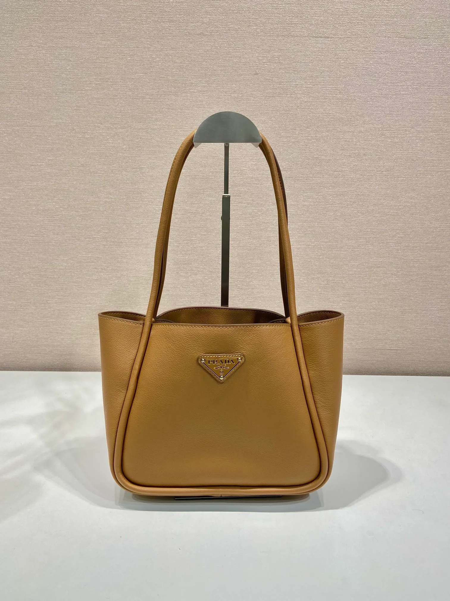 💰1500🎉New product🎉1BG539 shoulder style🎉🎉 This shoulder style is made of oral calfskin and top-grade hardware. It can be carried by hand or carried on the shoulder. It is equipped with 2 compartments in the front and back panels. It has a large capacity, is simple and practical, and has a beautiful upper body effect. Babies. Hurry up and get it🎉🎉 Length 25x Height 18.5x Bottom 12.5cm🎉🎉🎉👏👏👏