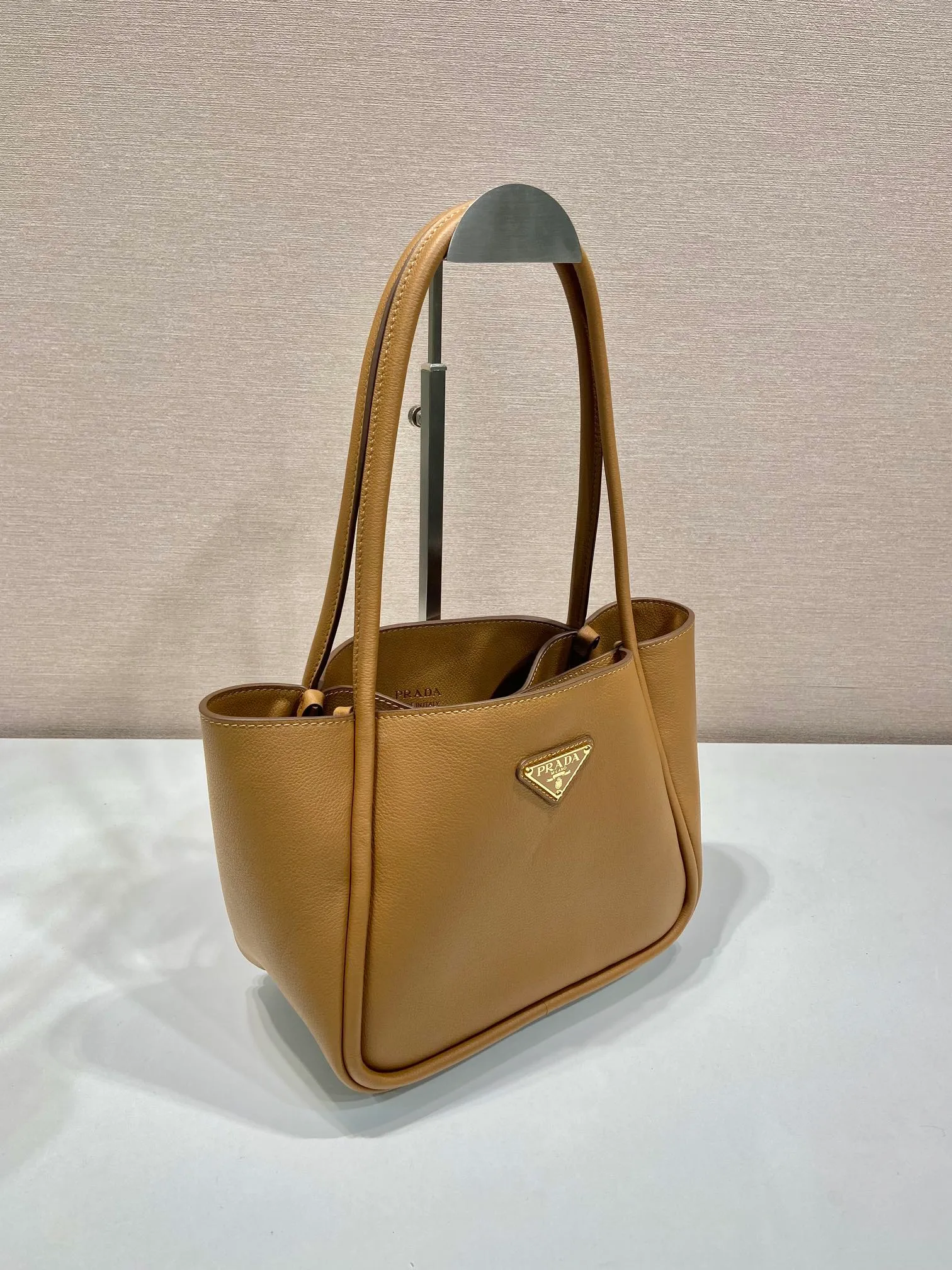 💰1500🎉New product🎉1BG539 shoulder style🎉🎉 This shoulder style is made of oral calfskin and top-grade hardware. It can be carried by hand or carried on the shoulder. It is equipped with 2 compartments in the front and back panels. It has a large capacity, is simple and practical, and has a beautiful upper body effect. Babies. Hurry up and get it🎉🎉 Length 25x Height 18.5x Bottom 12.5cm🎉🎉🎉👏👏👏
