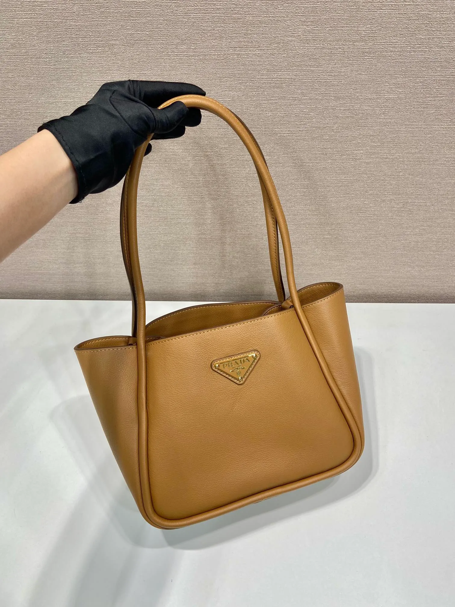 💰1500🎉New product🎉1BG539 shoulder style🎉🎉 This shoulder style is made of oral calfskin and top-grade hardware. It can be carried by hand or carried on the shoulder. It is equipped with 2 compartments in the front and back panels. It has a large capacity, is simple and practical, and has a beautiful upper body effect. Babies. Hurry up and get it🎉🎉 Length 25x Height 18.5x Bottom 12.5cm🎉🎉🎉👏👏👏